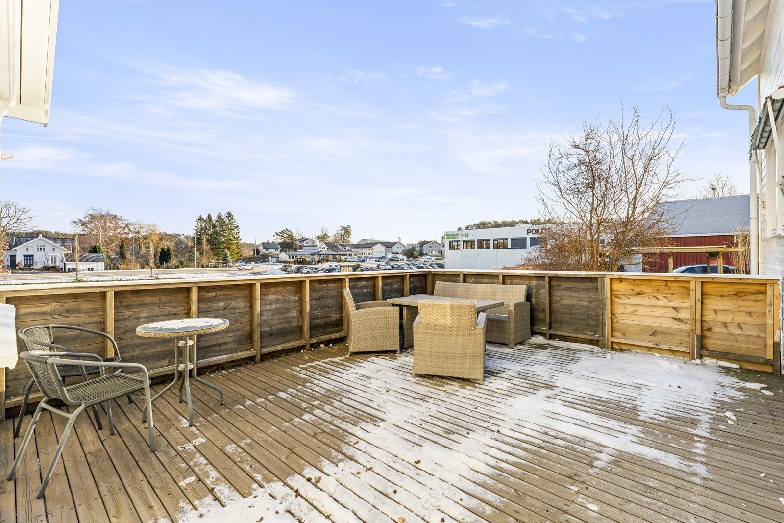 Stor terrasse tilhørende utleiedel. Galleribilde
