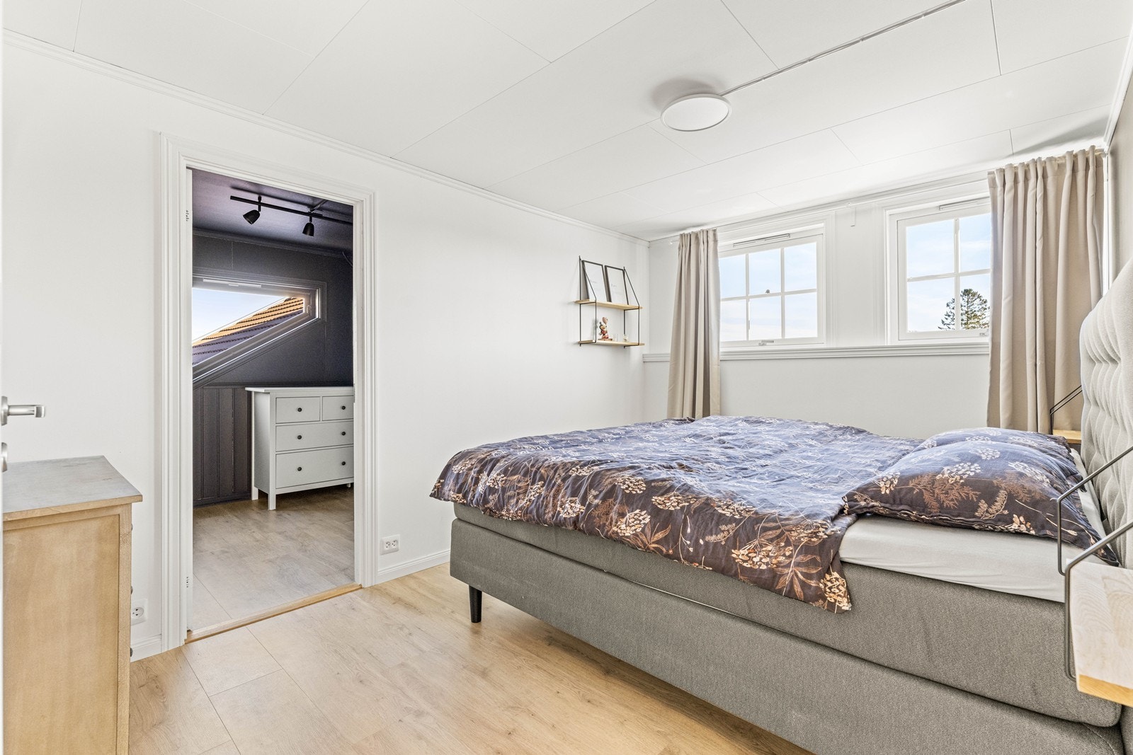 Soverom 3 i 2 etasje bolig. Dette rommet har eget walkinn garderobe. Galleribilde