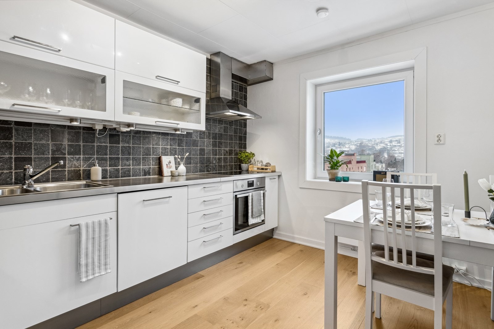 Kjøkkenet i leiligheten er ca 12 m² og har folierte skrog med slette fronter og laminert benkeplate. Flis på vegg over benkeplate. Galleribilde