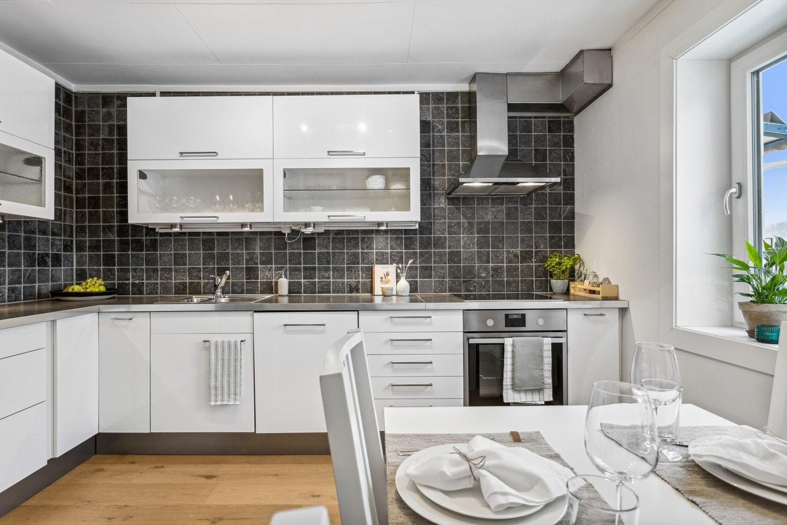 Kjøkkenet har integrert oppvaskmaskin, platetopp, stekeovn samt ventilator. Galleribilde