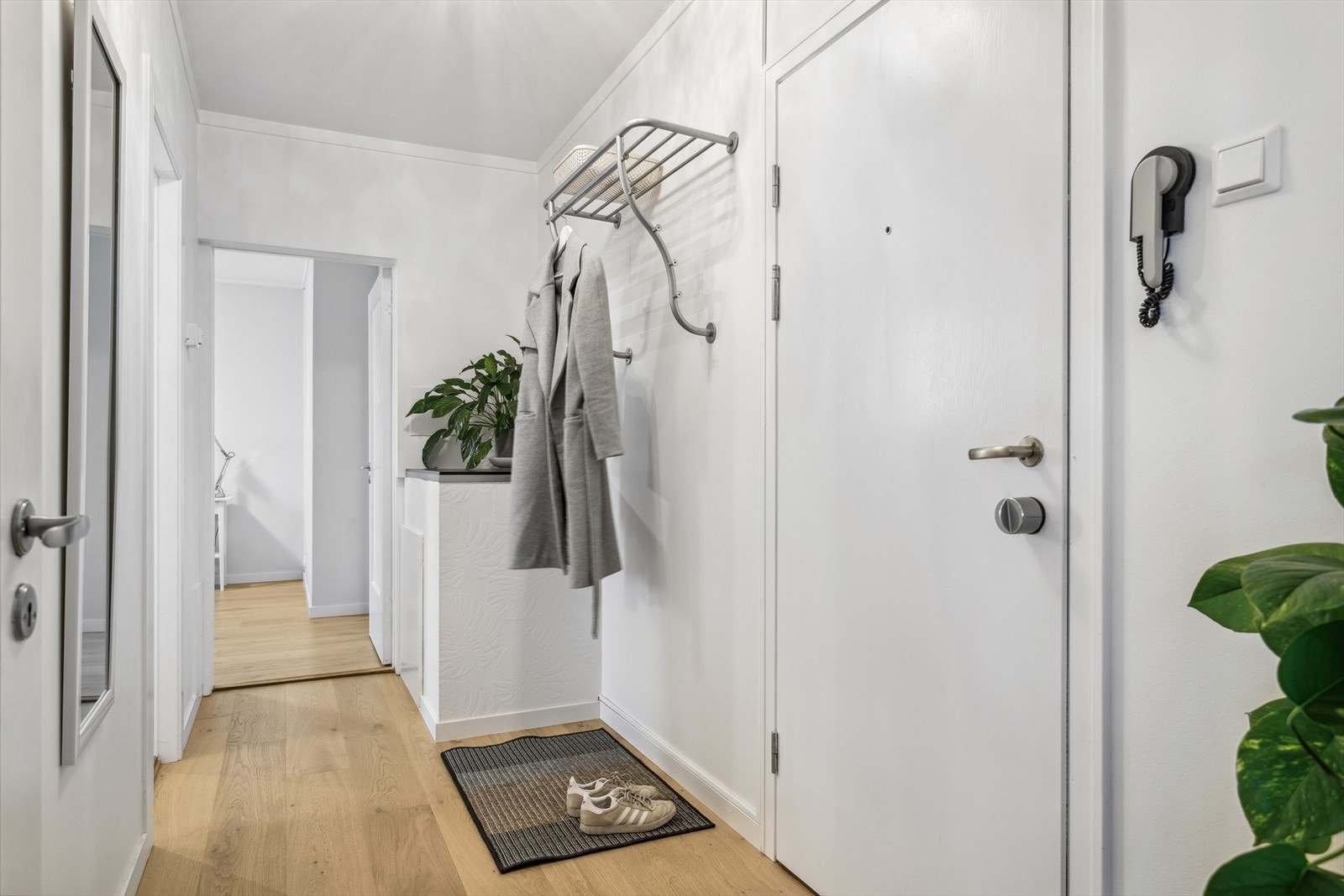 Entréen/gangen er ca 5,5 m² og har god plass til yttertøy. Dørtelefon med portåpner. Galleribilde