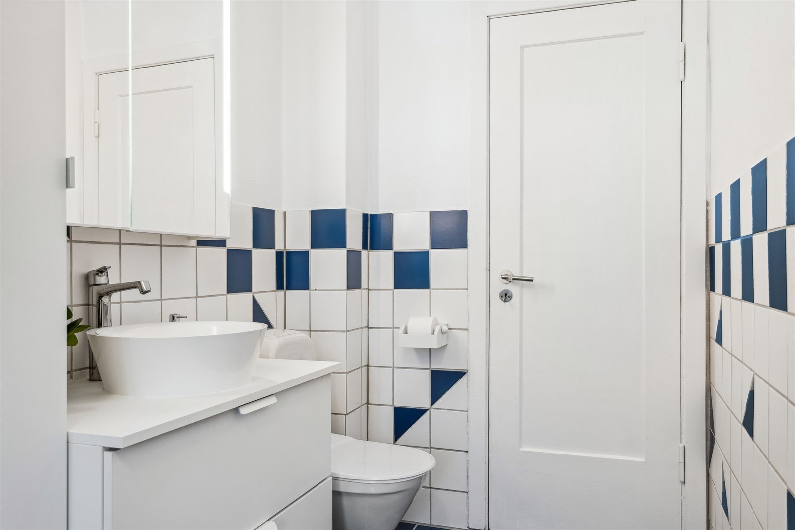 Baderommet har innredning fra 2018 og dusjkabinett fra 2023. Badet har også gulvmontert toalett og innredning med servant. Galleribilde