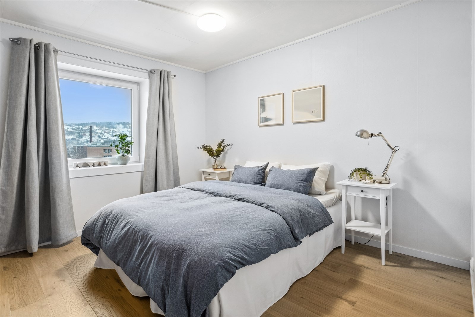 Hovedsoverommet er i underkant av 13 m² og har god plass til dobbelseng samt nattbord. Galleribilde