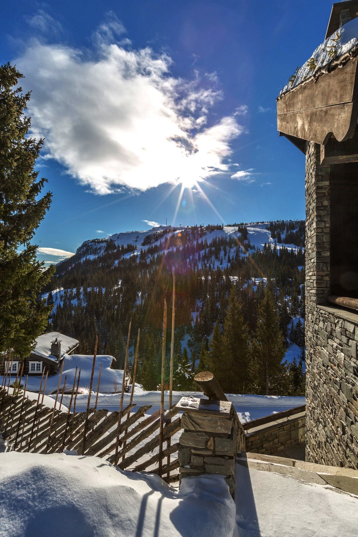 Hytten har fantastiske sol og utsiktsforhold Galleribilde