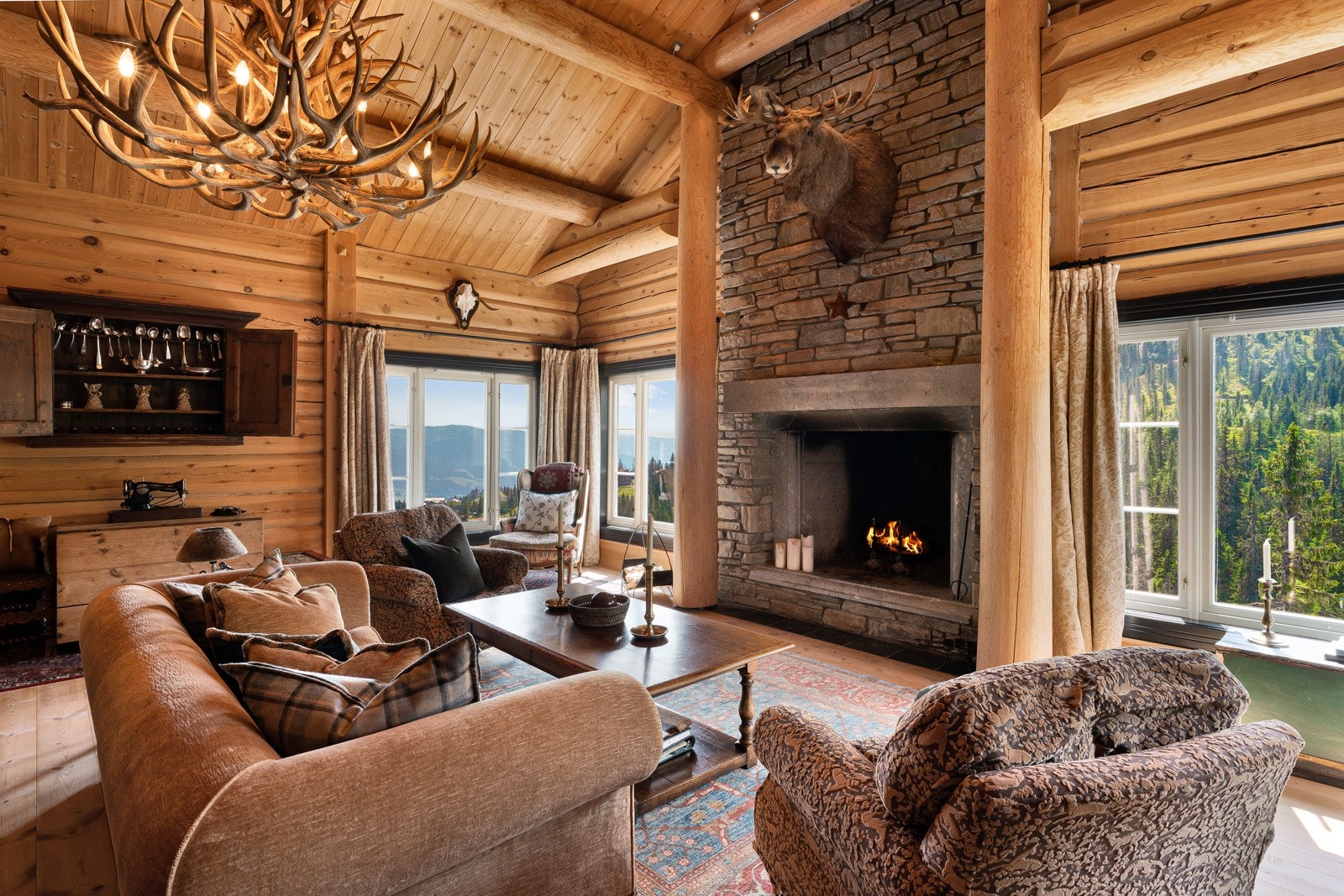 Fin stue med god takhøyde og fantastisk utsikt Galleribilde