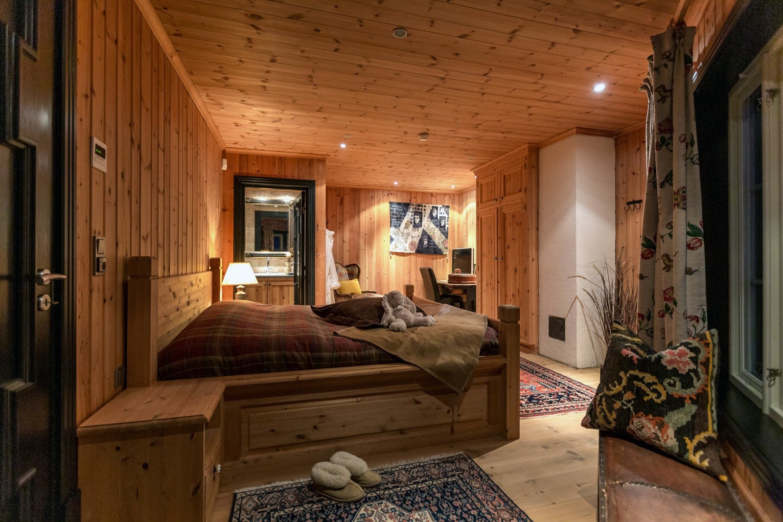 Hytta har flere romslige soverom hvorav soverommene har tilknytning til eget bad. Galleribilde