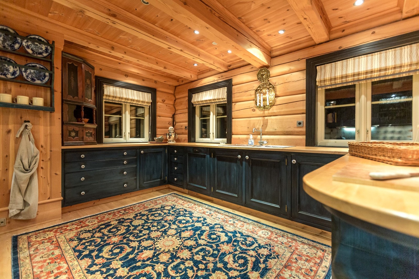 Elegant snekkerbygt kjøkkeninnredning fra Os Trekultur i heltre som er blåmalt. Galleribilde