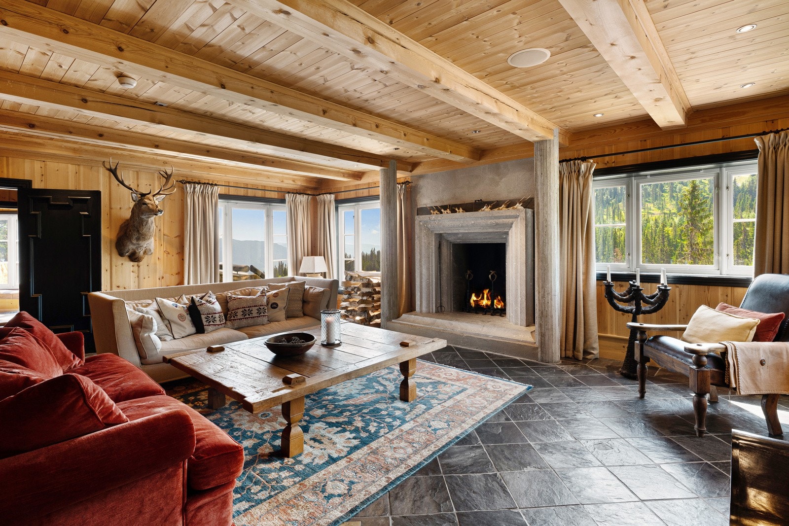 Det er også en romslig stue i midterste etasje Galleribilde