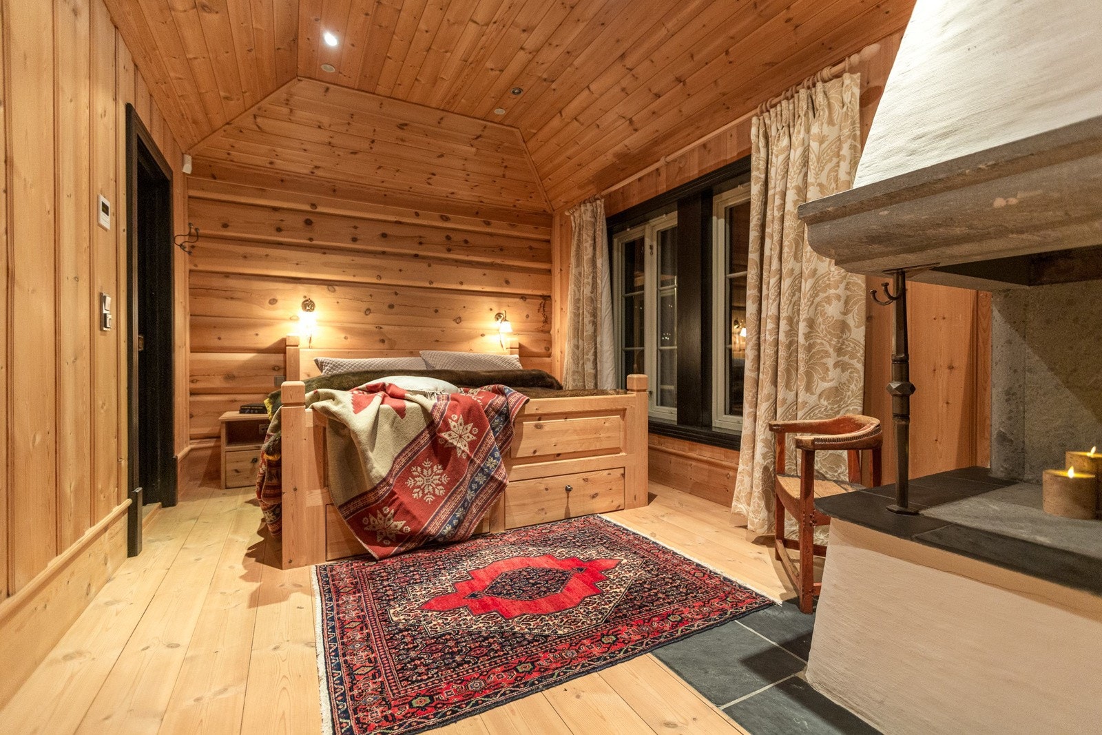 Dette soverommet har også egen peis og TV-opplegg Galleribilde