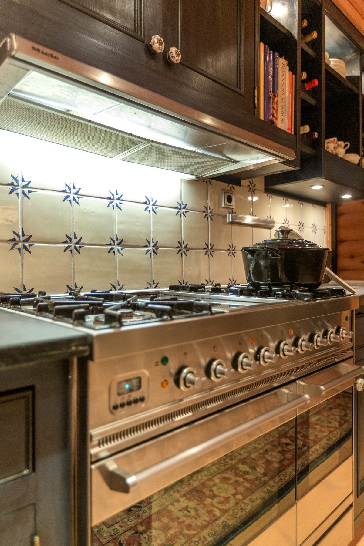 Av hvitevarer finnes en gasskomfyr med stekeovn fra ILVE, integrert oppvaskmaskin og romslig kjølerom med hyller. Galleribilde