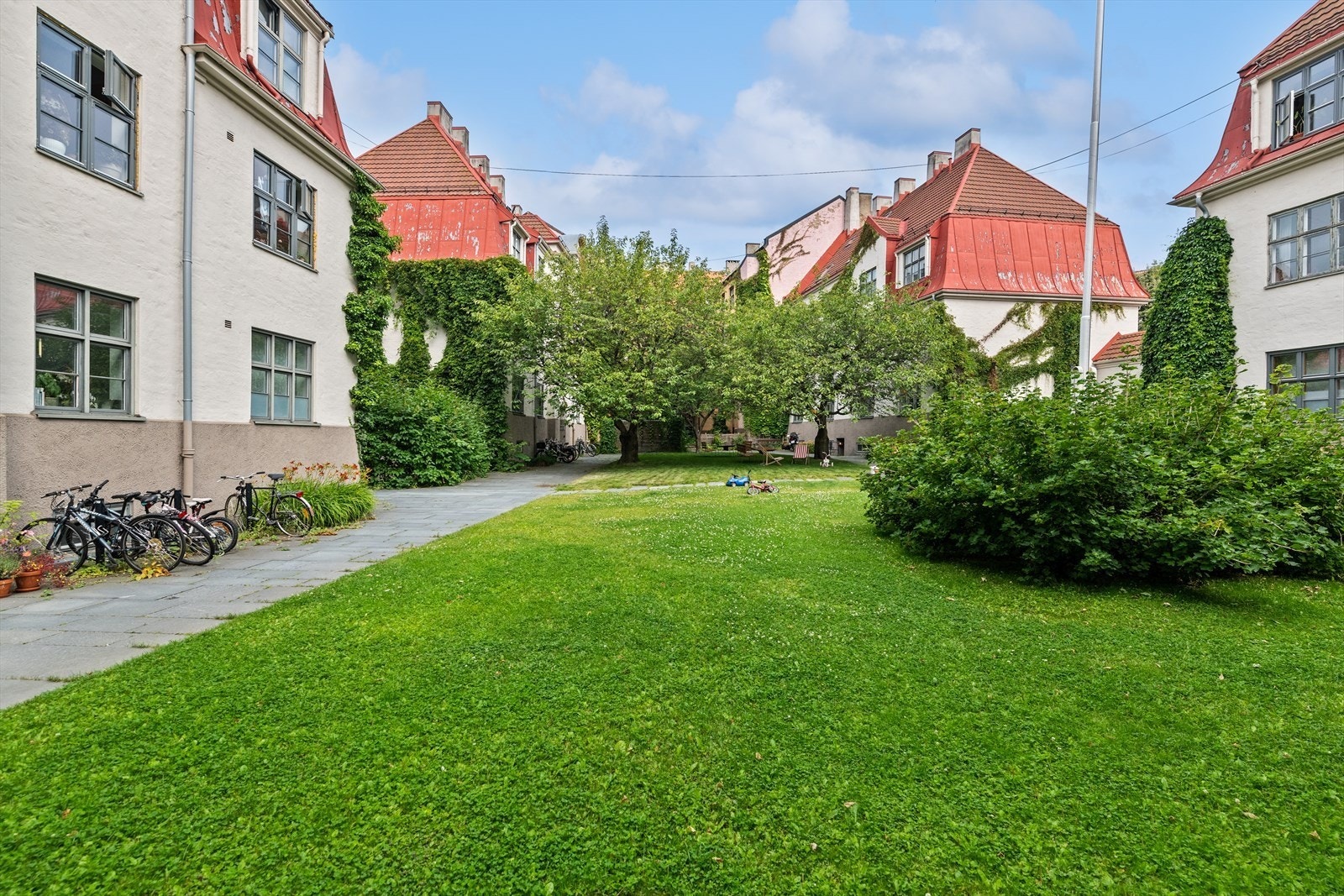 Idylliske bakgårdshage - en privat park for beboerne. Galleribilde