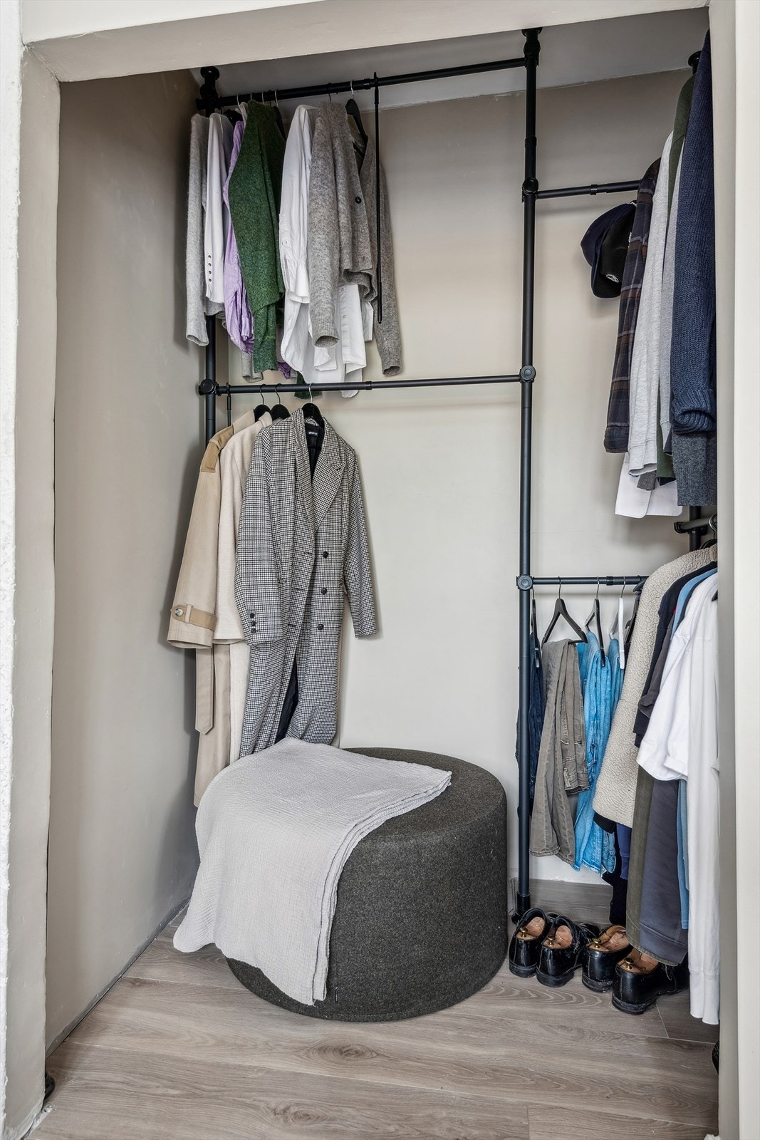 Her er det rikelig med plass til både hans og hennes klær. Galleribilde