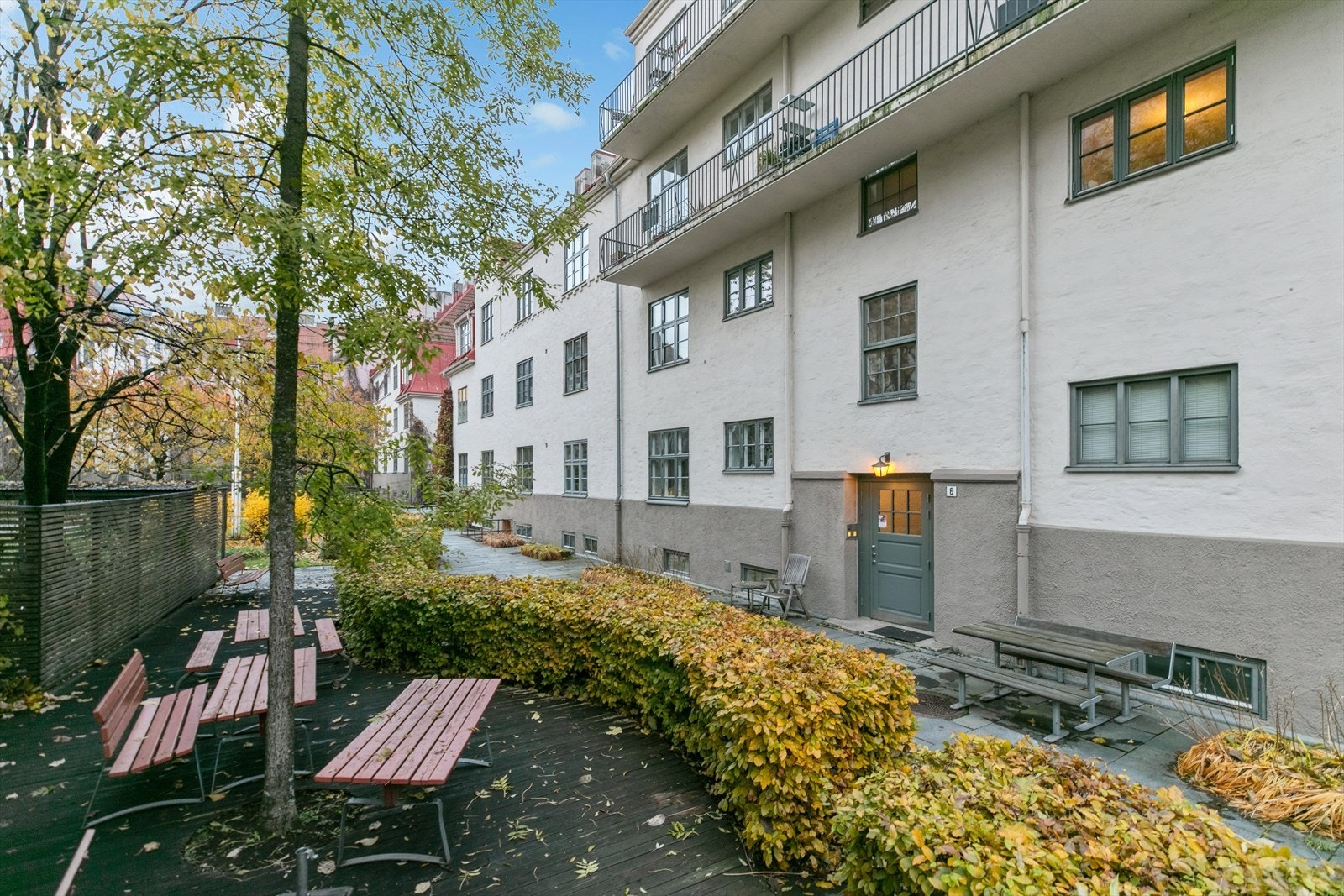 Hyggelig inngangsparti fra lukket bakgård. Galleribilde