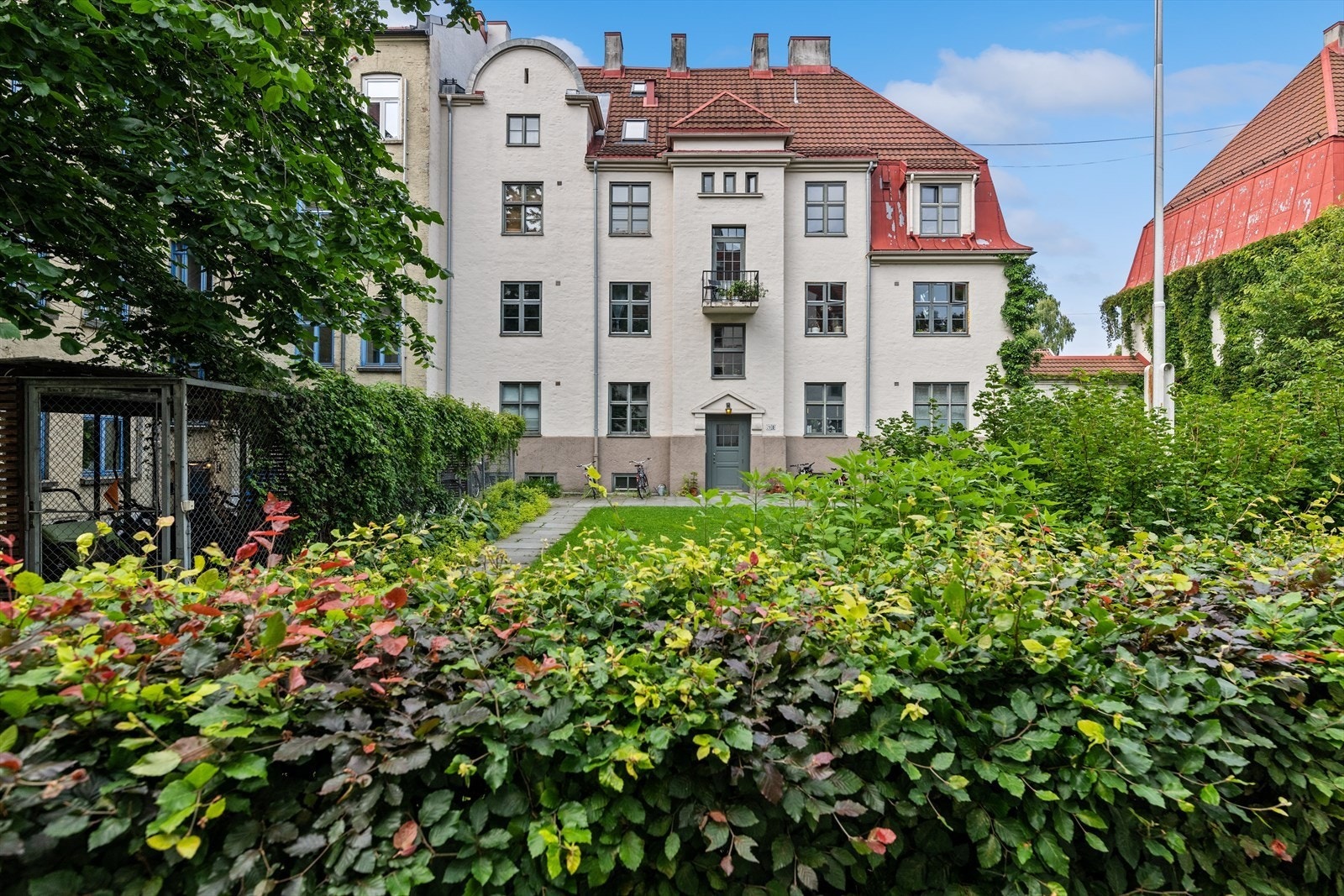 Låst sykkelrom i båkgården og vaskekjeller for beboerne. Galleribilde