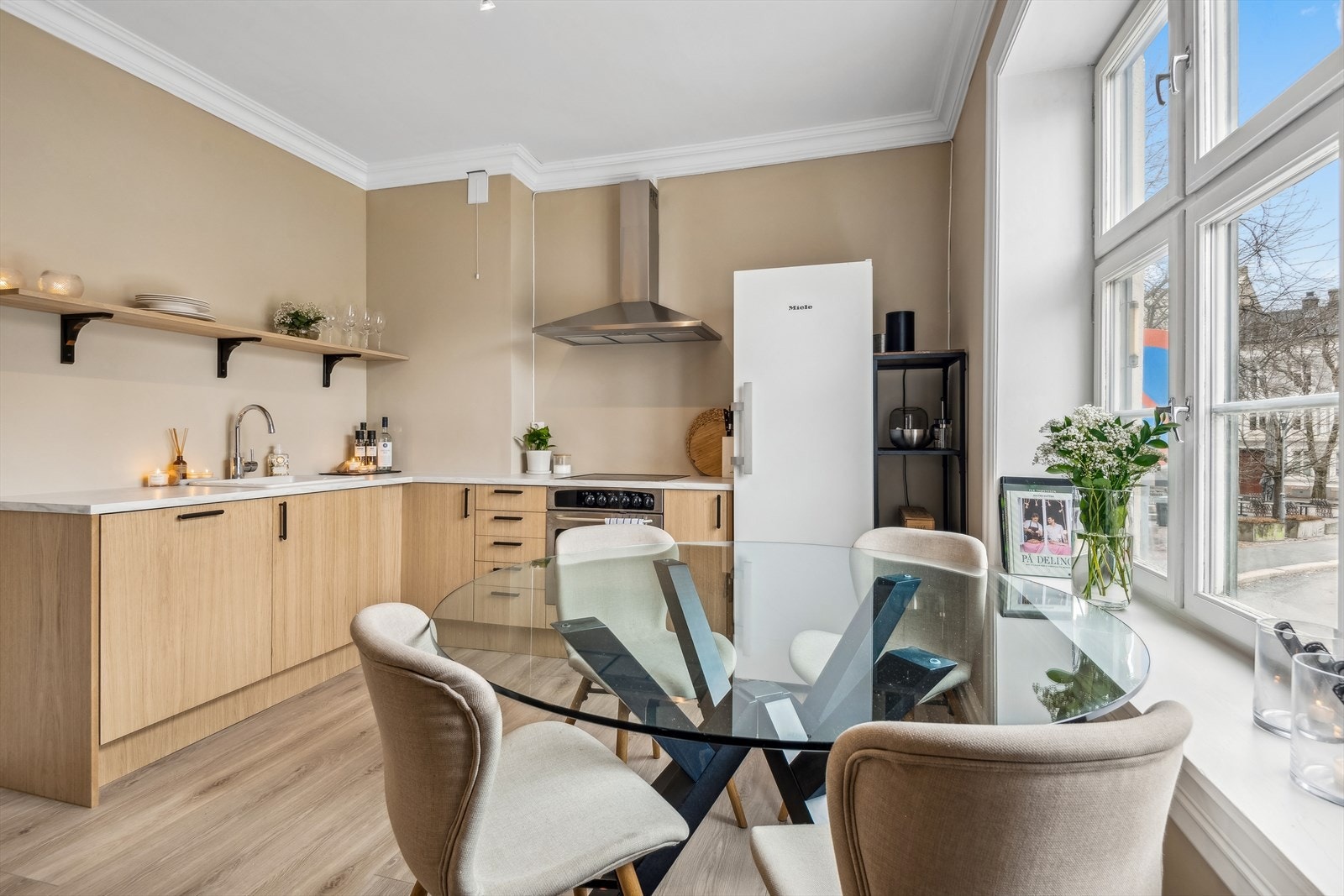 Det er også rikelig med plass til spisebord, her kan du invitere over til hyggelige stunder med koselig utsyn. Galleribilde