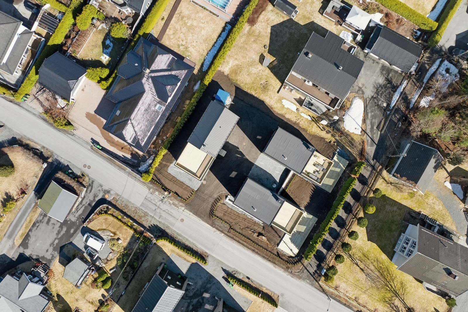 Tomten er pent opparbeidet med busker. Galleribilde