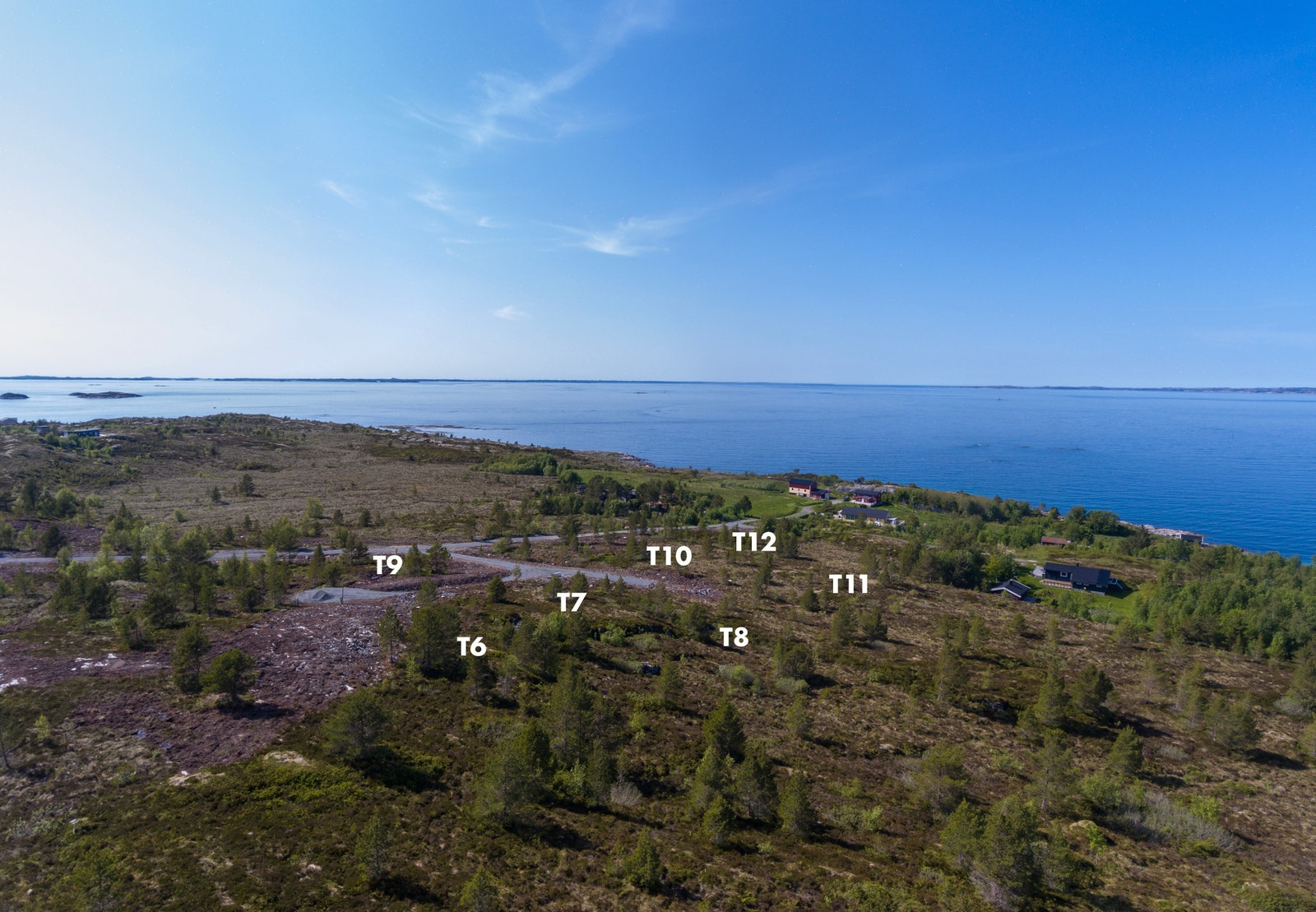 De øverste tomtene har videre utsyn sør mot Lesundet og sør-vest mot Tustna-stabbene Galleribilde