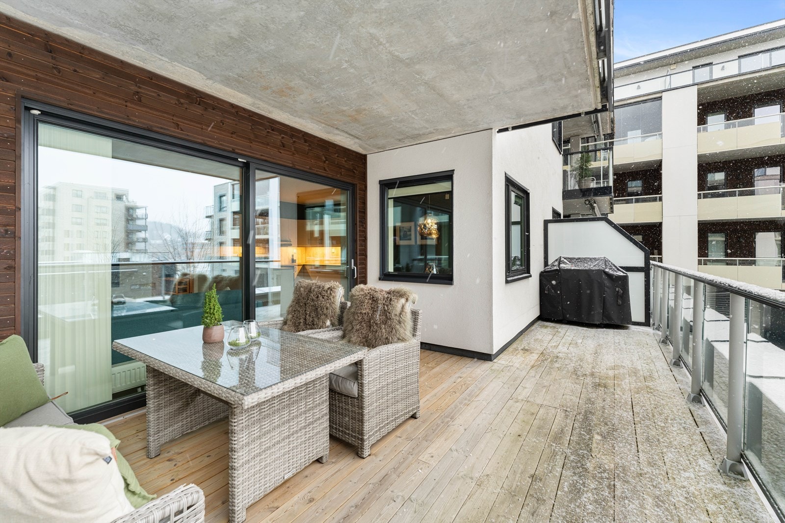 Fra stuen er det utgang til balkong med god plass til utemøblement. Galleribilde