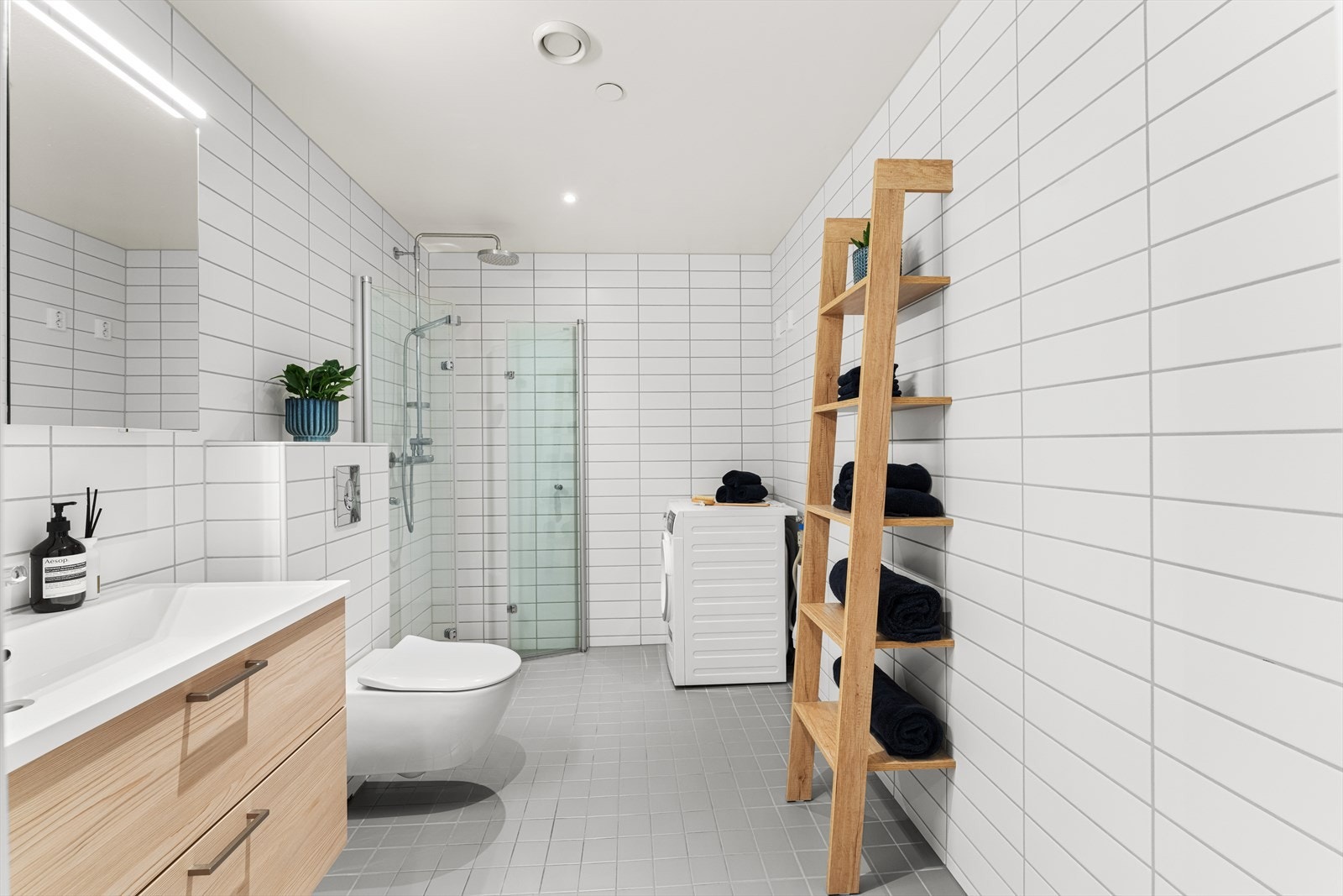 Helfliset og tidløst baderom i nøytrale, tidsriktige farger. Badet er utstyrt med vannbåren gulvvarme. Galleribilde