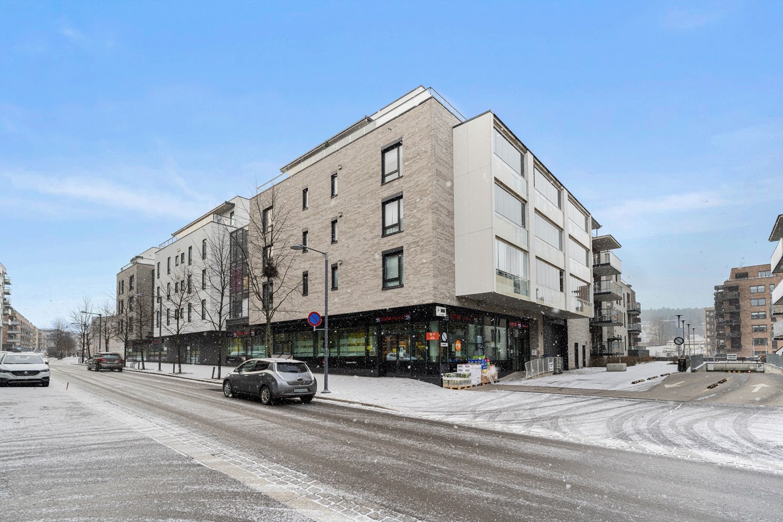 Leiligheten har sentral beliggenhet med gangavstand til Strømmen storsenter. Galleribilde