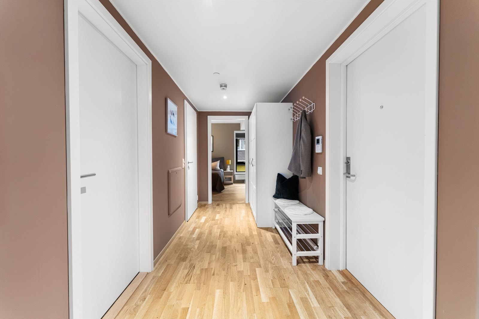 Innbydende entrè/gang med god plass til å sette fra seg sko og henge fra seg yttertøy. Entréen er utstyrt med garderobeskap. Galleribilde