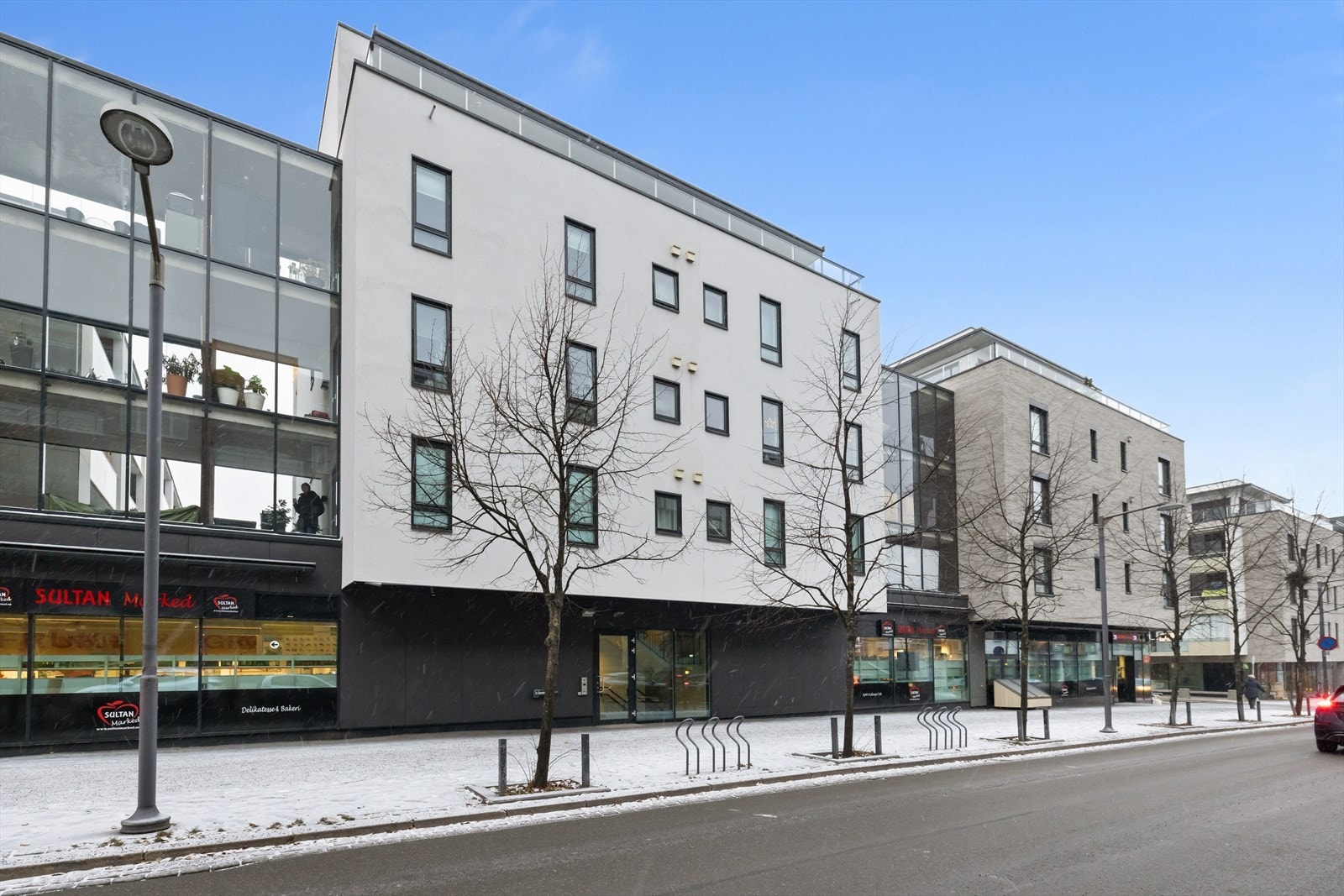 Det er adkomst til leiligheten via heis fra bakkeplan, eller direkte fra garasjekjeller. Galleribilde