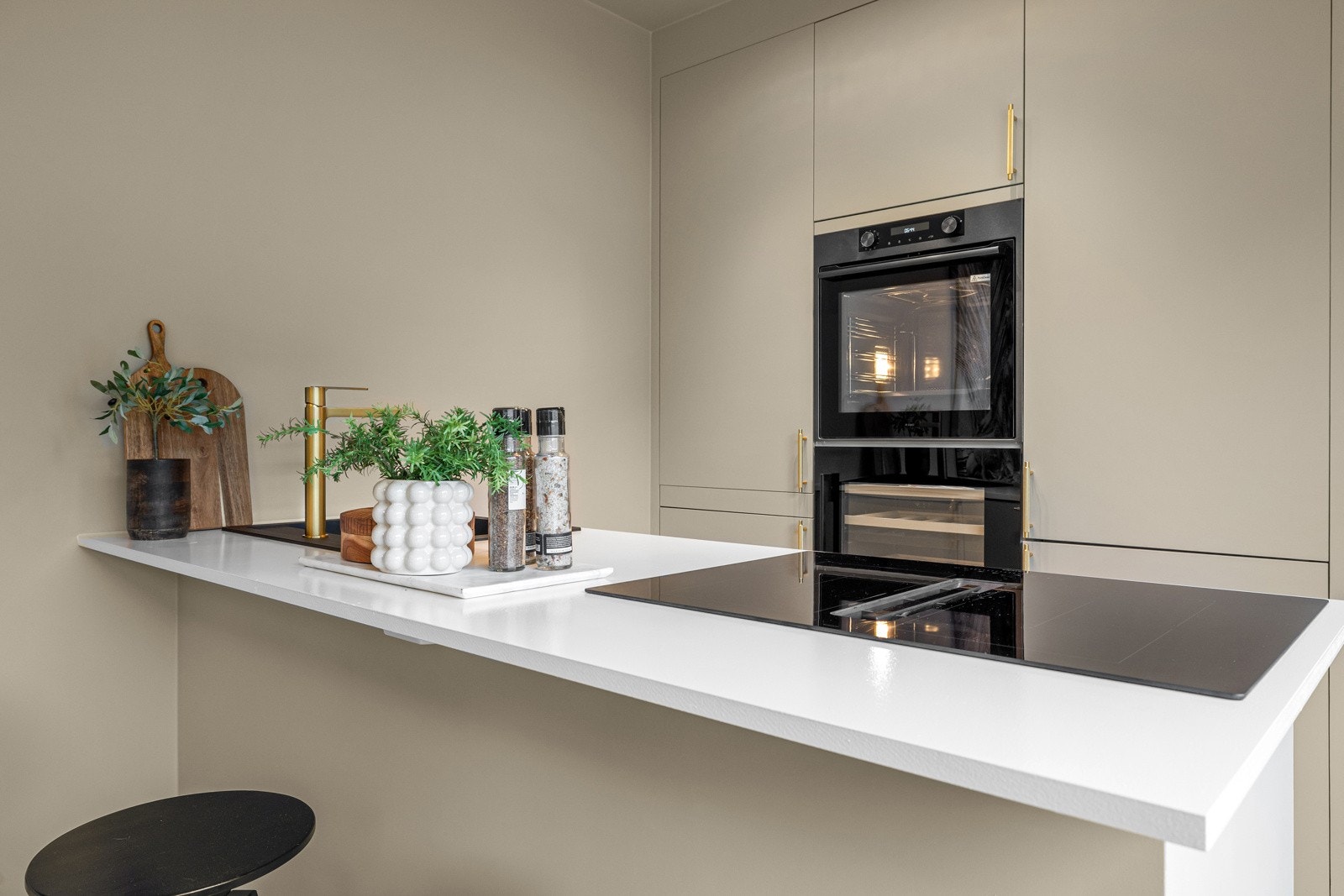 Hele boligen er pusset opp i 2024. Alle valg er tatt i samråd med interiørarkitekt. Galleribilde