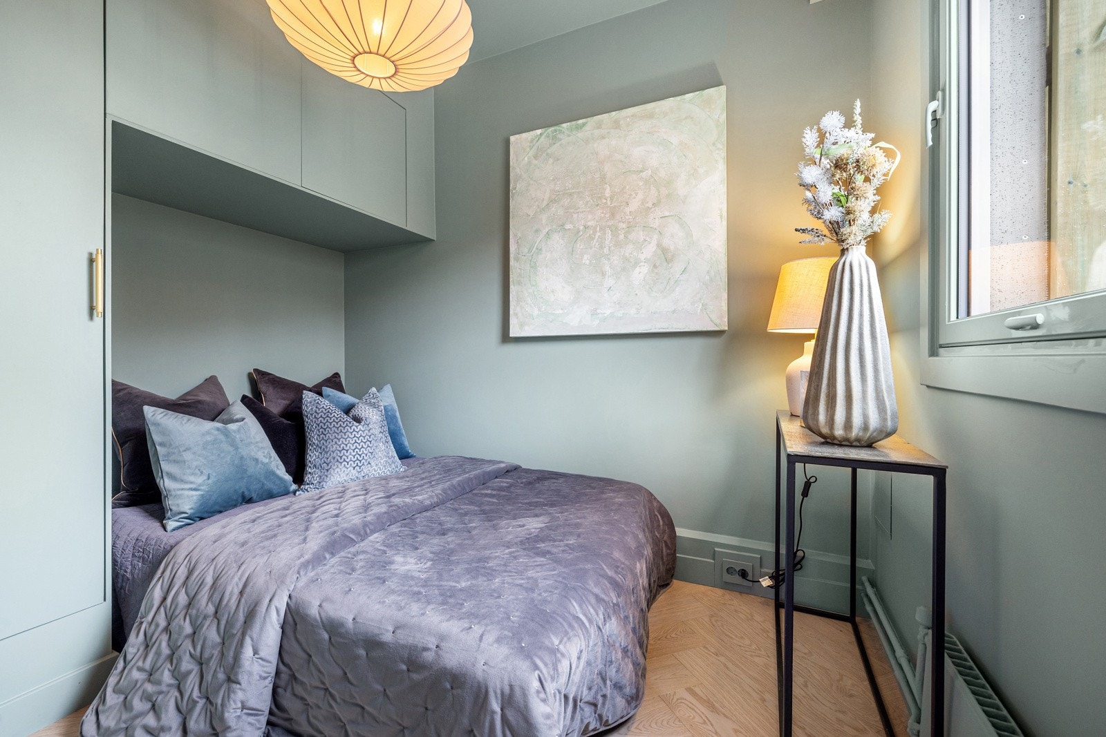 Soverom med snekkertilpasset garderobeløsning. Her er ingenting overlatt til tilfeldighetene. Galleribilde