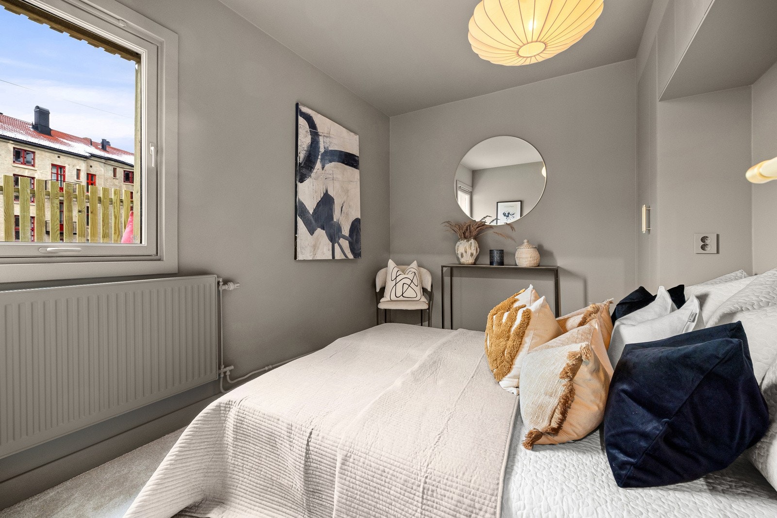 God plass til dobbeltseng, nattbord og øvrig tilhørende møblement. Galleribilde