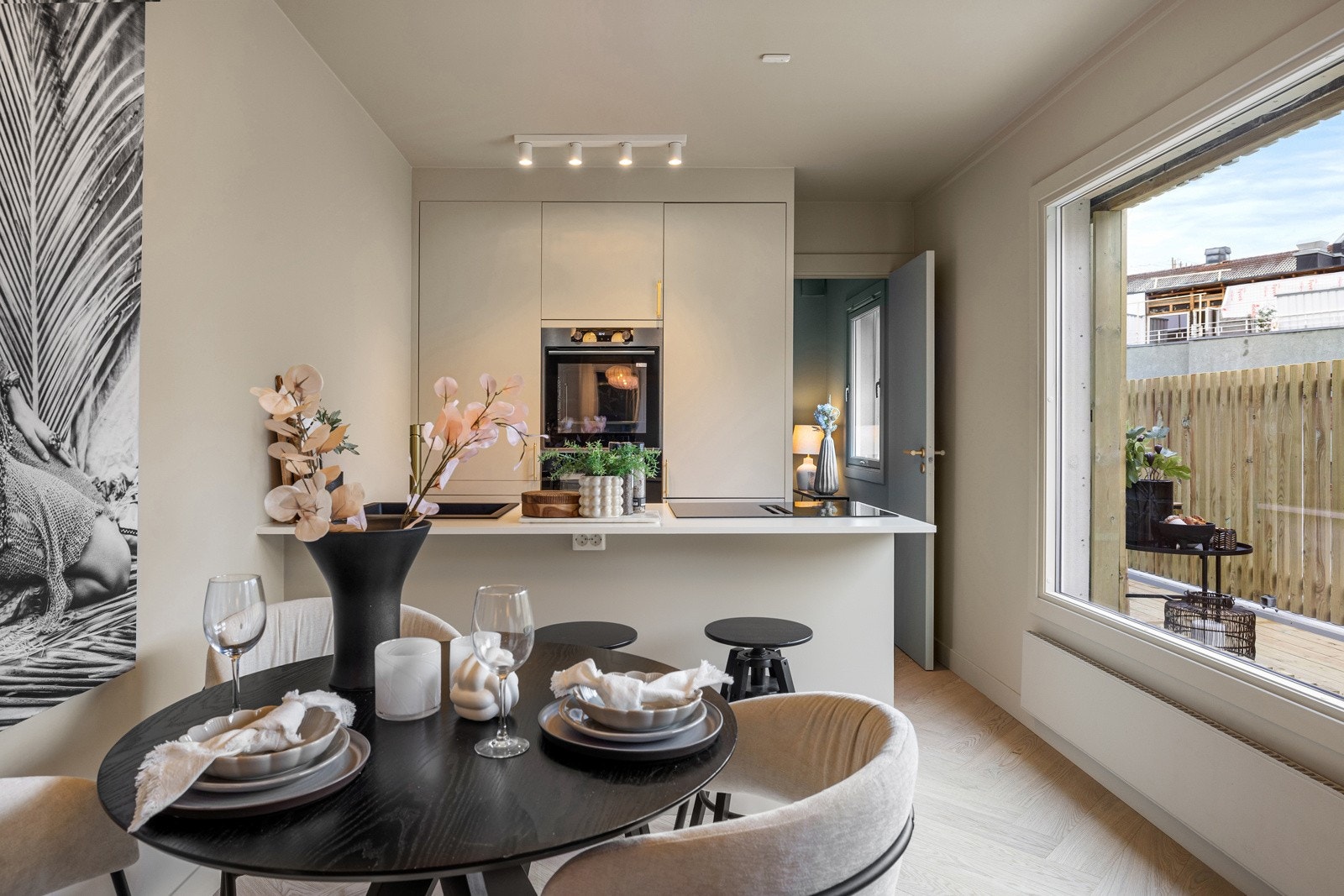 Unik designerperle med utsøkte materialvalg og strøken standard. Galleribilde