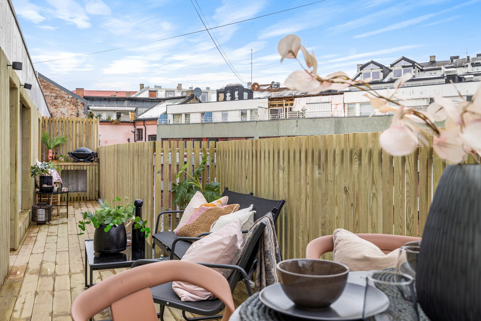 Terrassen og leiligheten vender i sin helhet mot rolig gårdsrom. Galleribilde