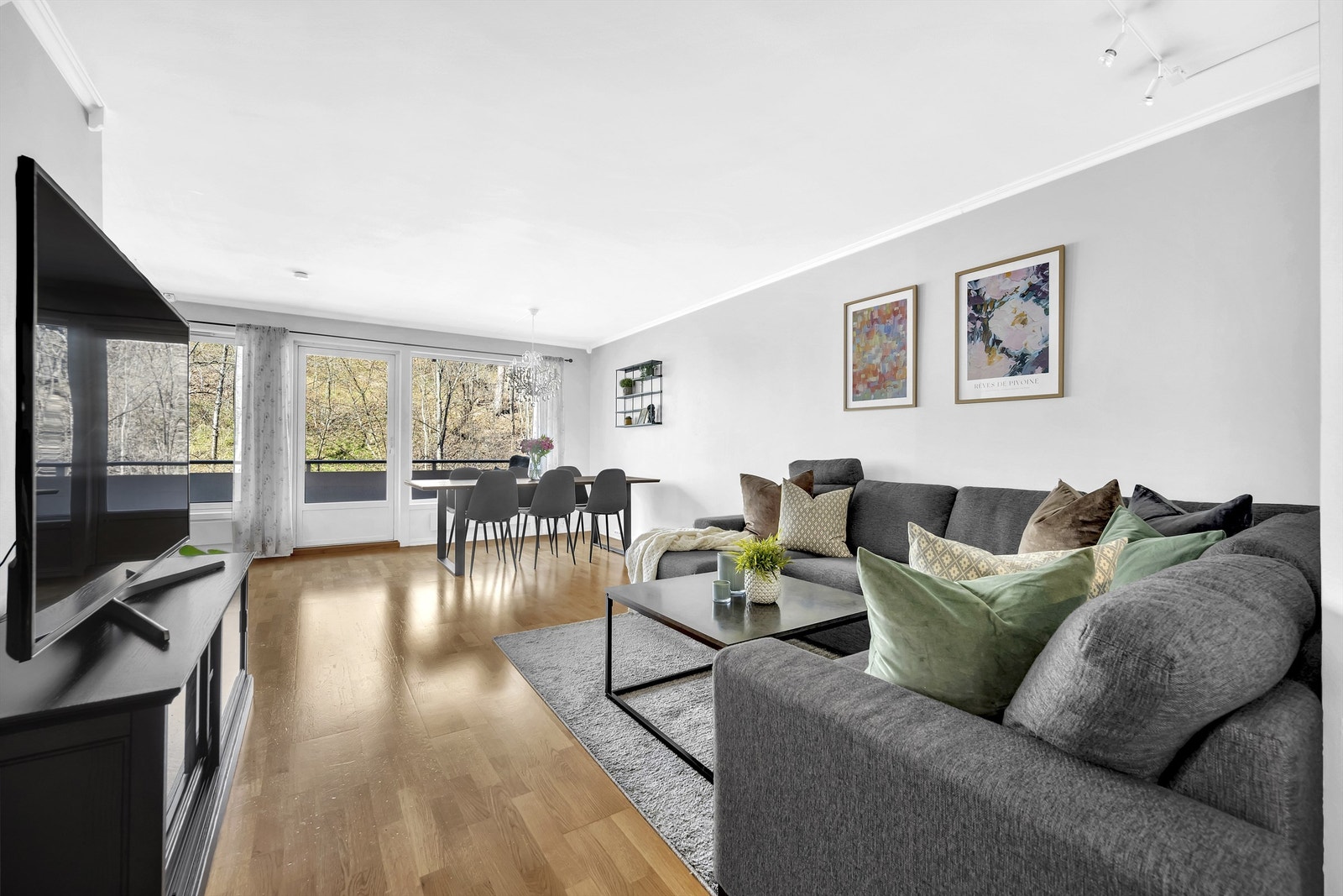 Stor og lys stue med gode møbleringsmuligheter og en god atmosfære Galleribilde