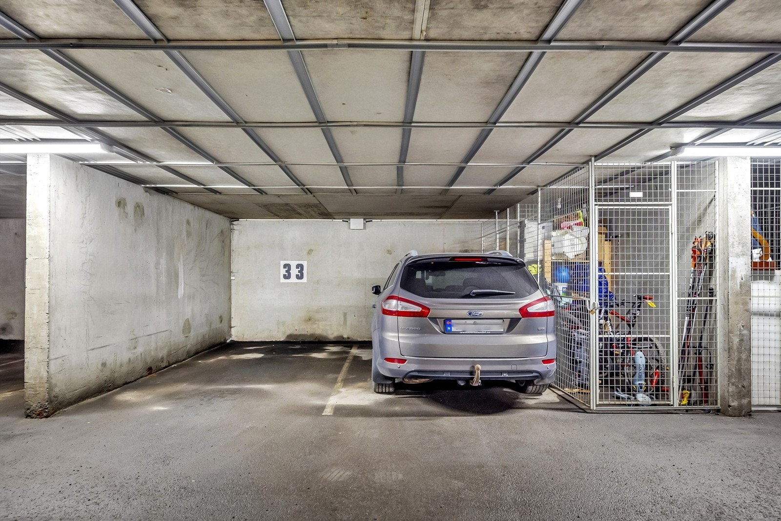 Plass nr. 33 medfølger denne leiligheten. Mulighet for å koble opp elbil-lader. Galleribilde