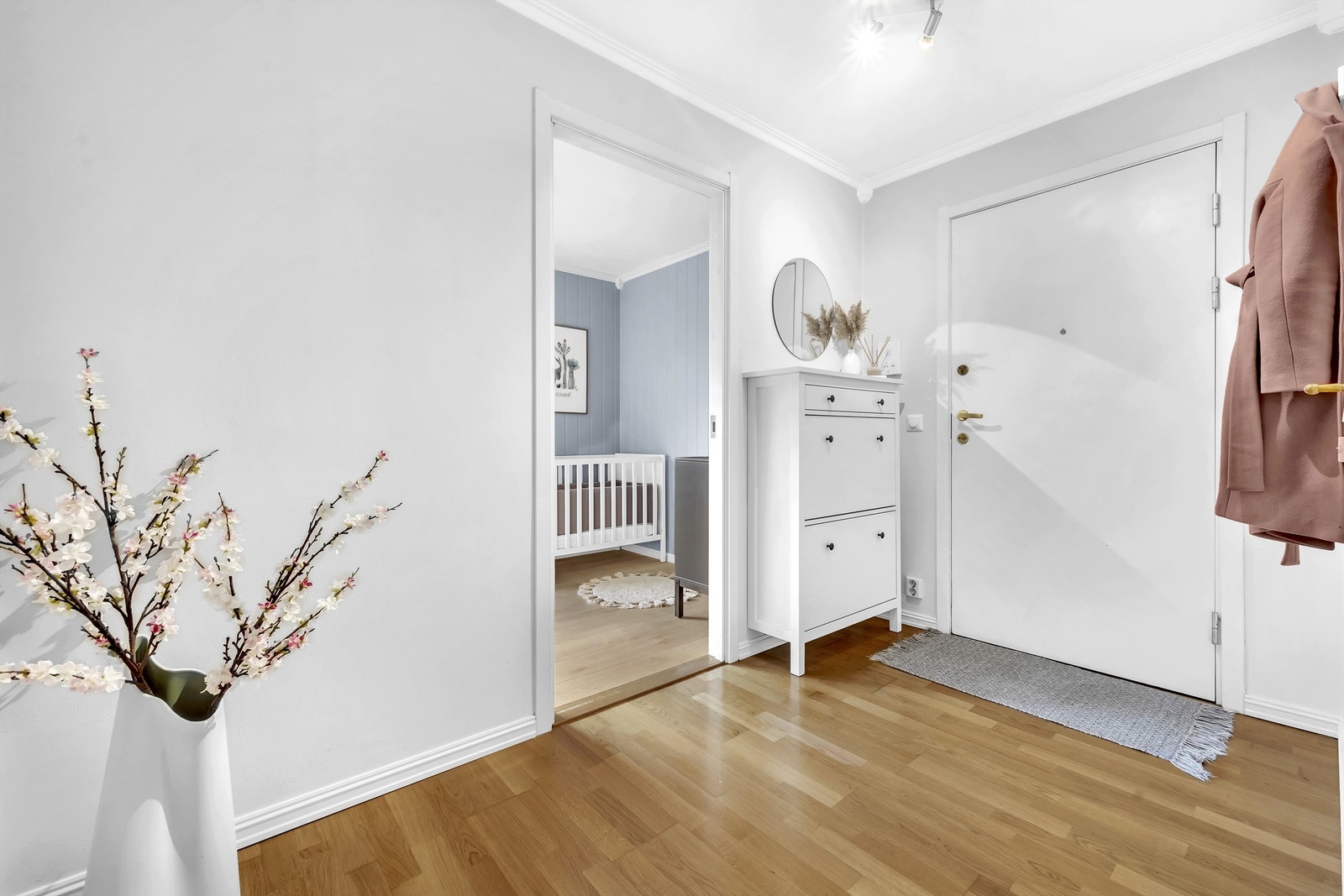 Hyggelig entré med plass til oppbevaring av yttertøy og sko Galleribilde