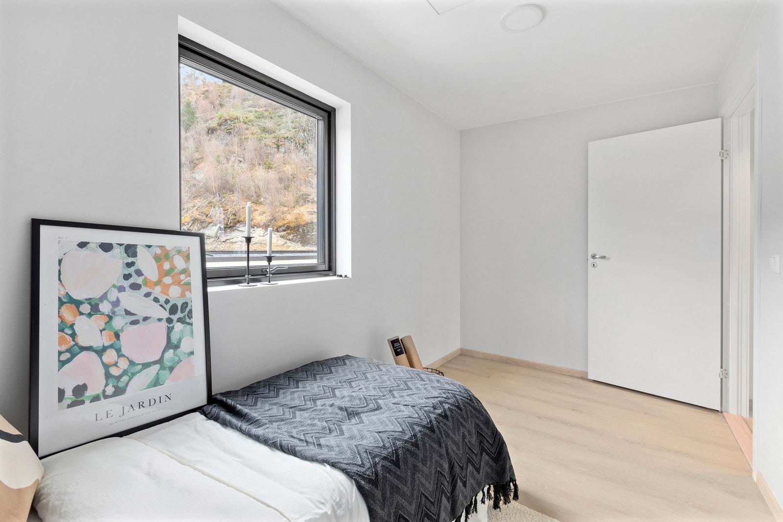 Soverom i 2. etasje målt til 8,2 kvm. Arealoppmåling stipulert av selger. Galleribilde