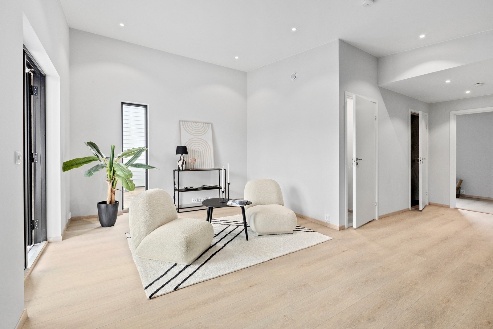 Stue i 2. etasje med store vindusflater og god takhøyde som gir en herlig romfølelse. Galleribilde