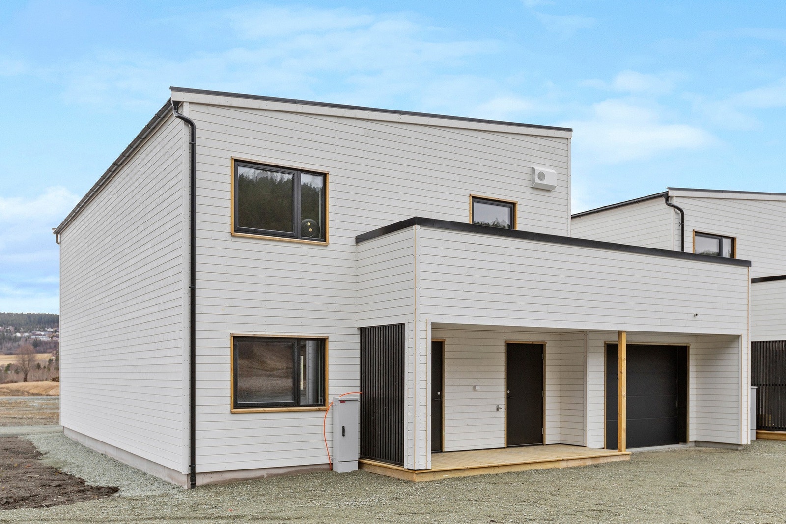 Fasade mot øst og atkomsten til boligen - Legg merke til den store terrassen som strekker seg langs boligen. Galleribilde