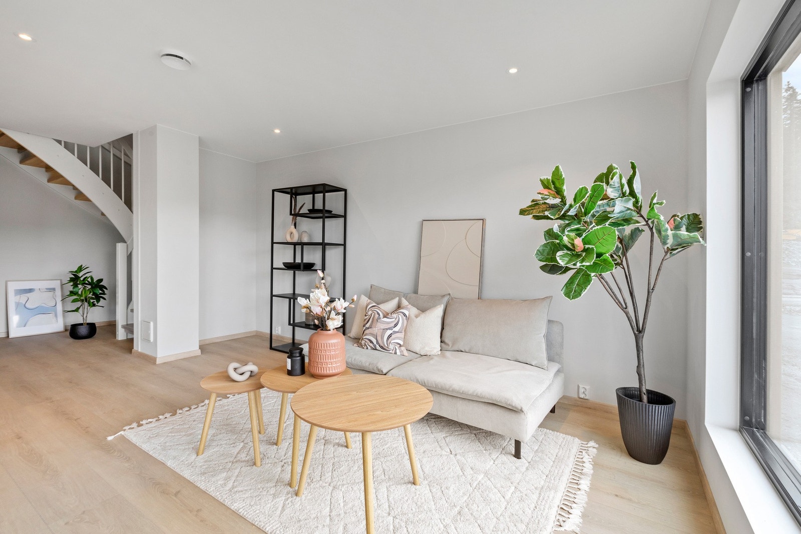 Det er ferdigmalte gipsplater på vegger og parkett på gulv i alle tørre rom. Galleribilde