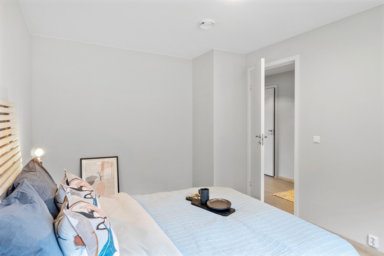 Romslig soverom med god plass til garderobeinnredning. Galleribilde