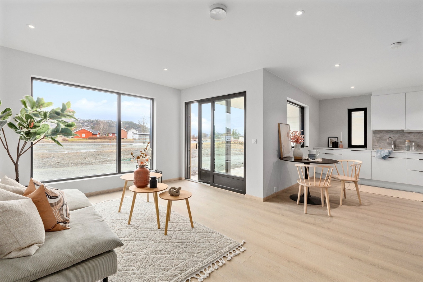 Åpen stue/kjøkkenløsning med store vindusflater som gir godt med naturlig innlys. Galleribilde