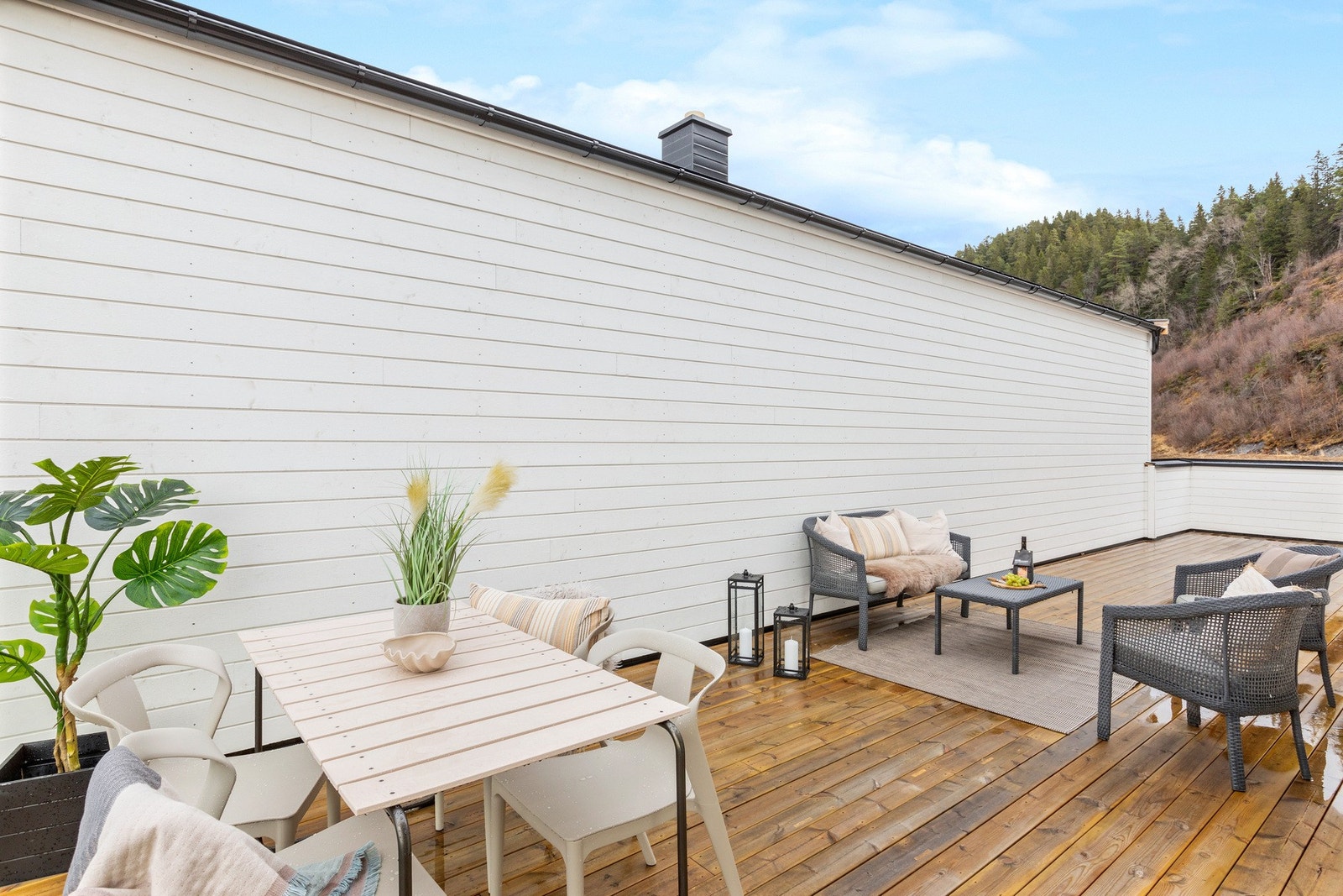 Stor og solrik takterrasse på 58 kvm. Arealoppmåling stipulert av selger. Galleribilde