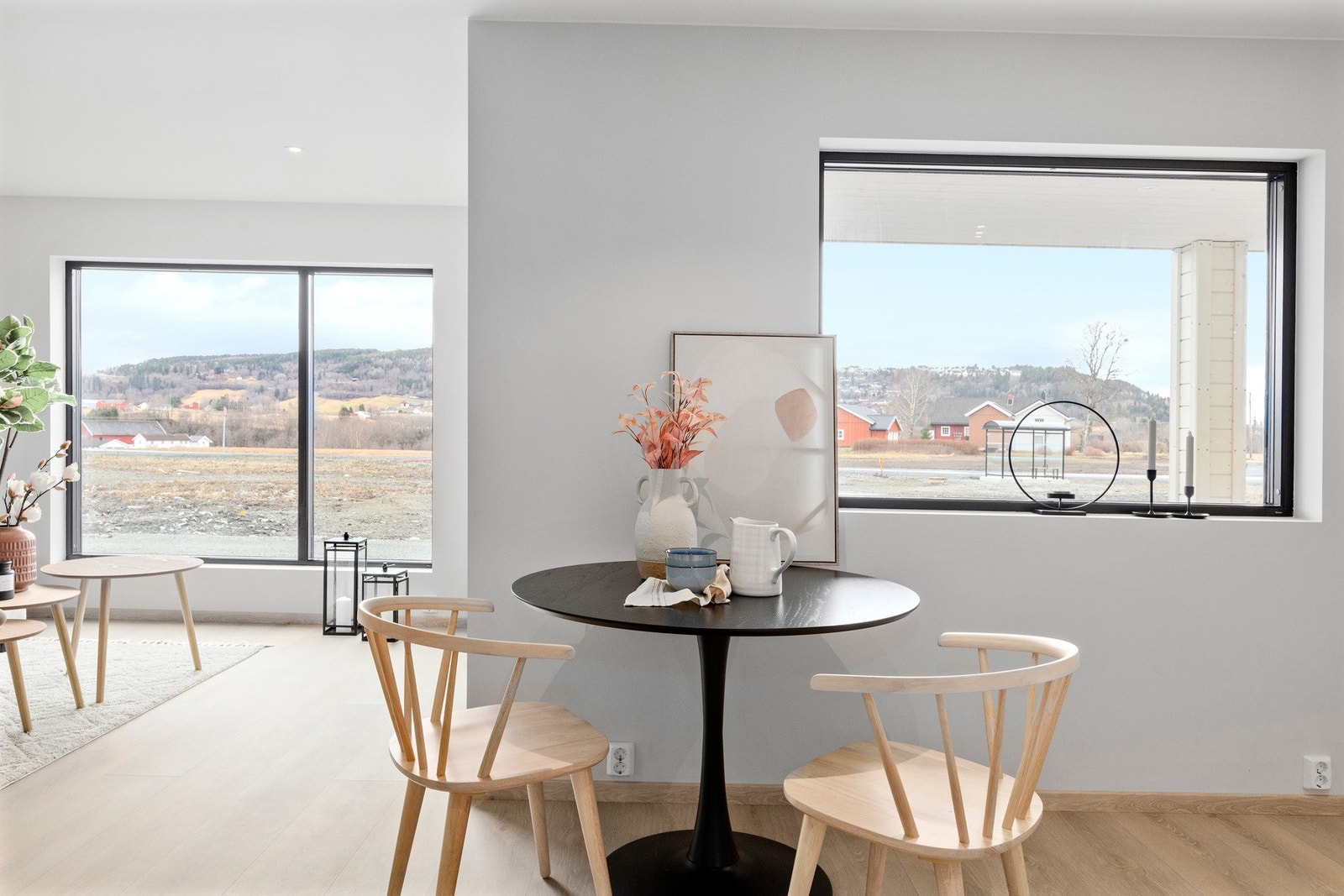 Det er god plass til spisestue ved vinduspost på kjøkken. Galleribilde