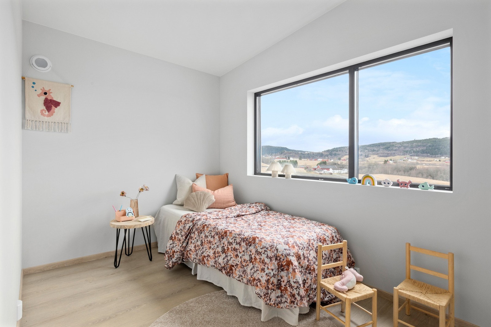 Soverom med nydelig utsikt over Lånke og Geving. Galleribilde