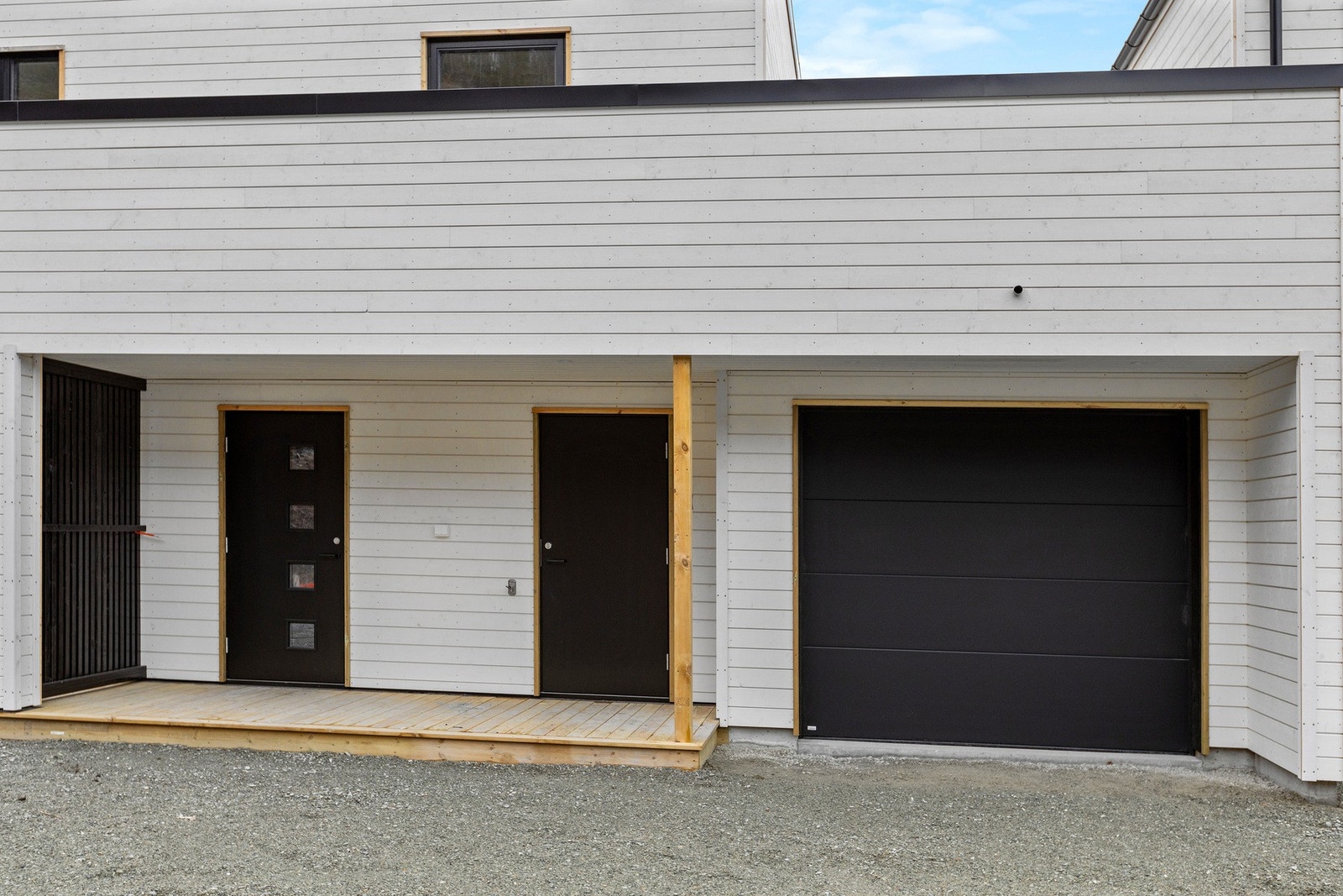 Det er garasje innebygd i boligen og parkering på egen tomt. Galleribilde