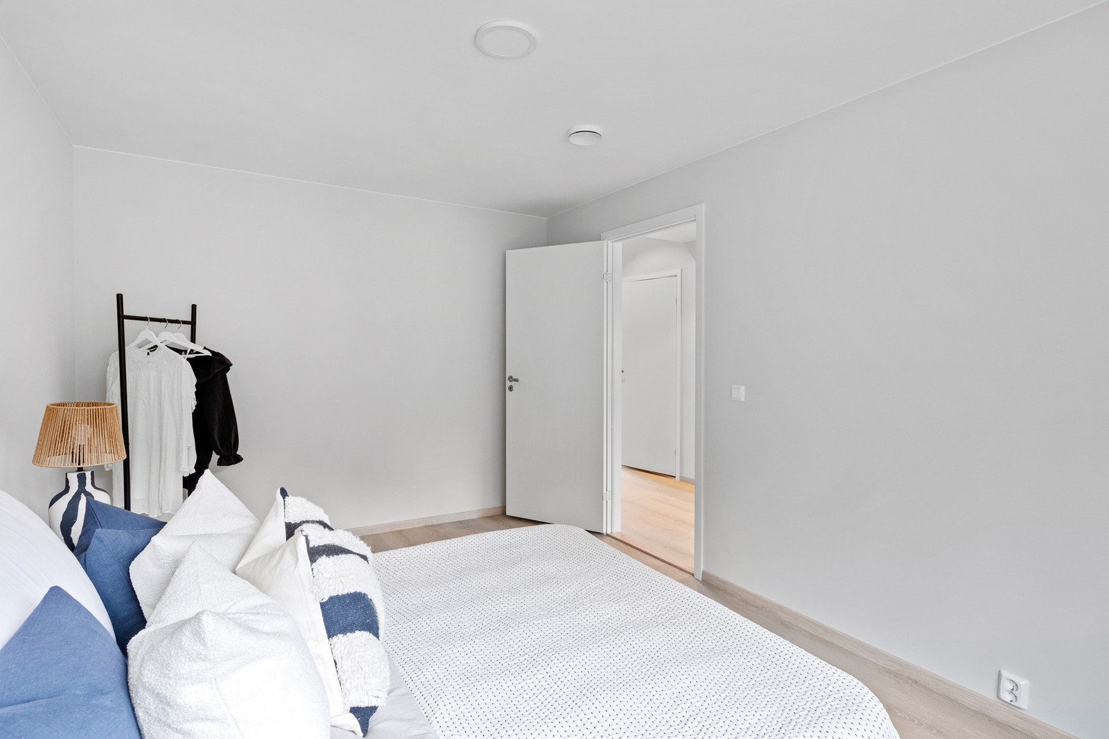 Romslig soverom med god plass til garderobeinnredning. Galleribilde