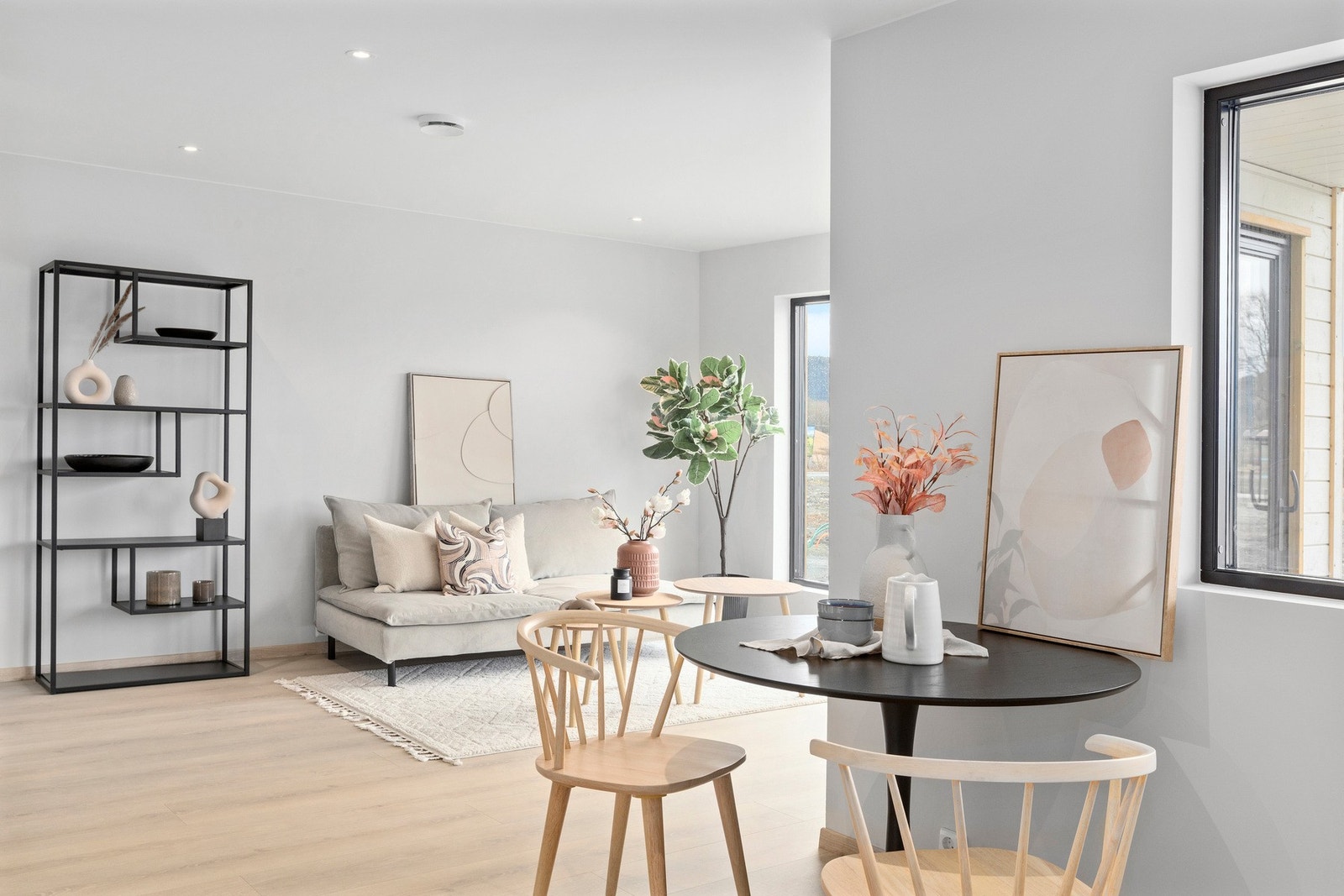 En stilren og moderne bolig over to etasjer med 4 soverom, 2 baderom, 2 stuer, garasje og terrasser. Galleribilde