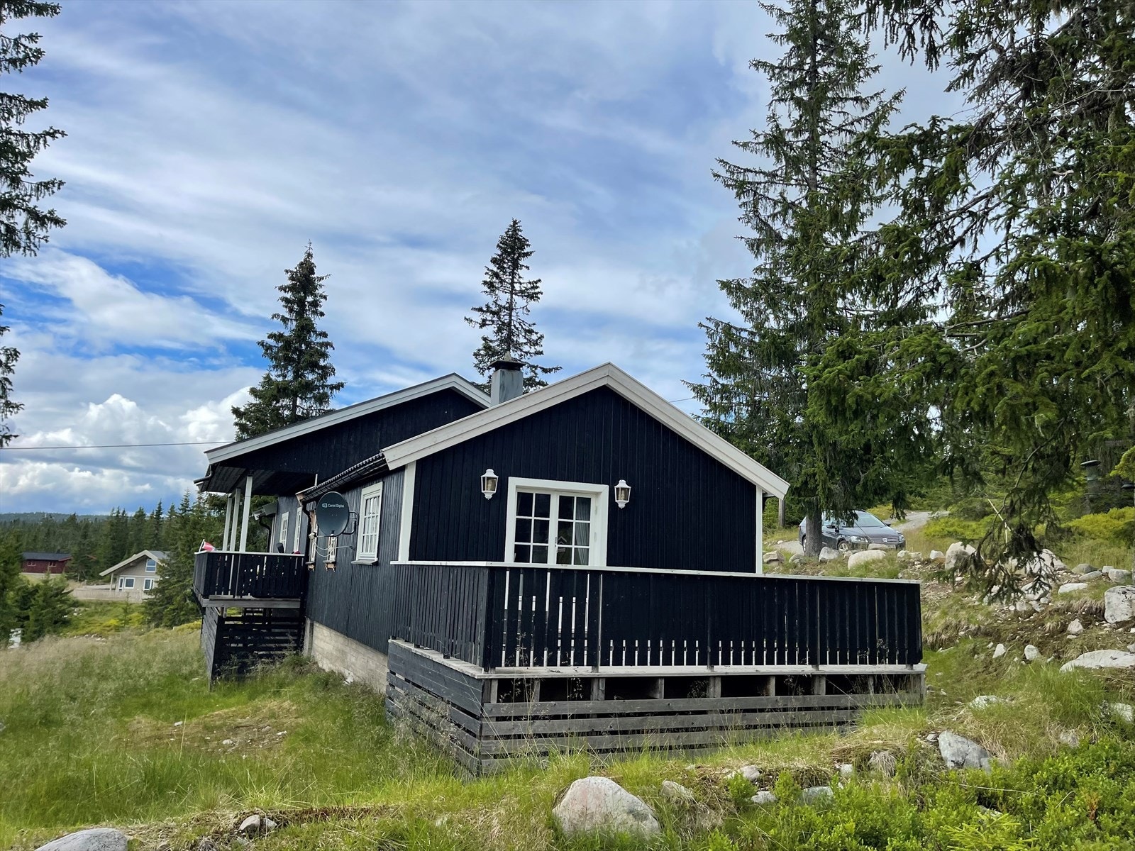 Hytta ligger i et populært område på Rømåsen, med flott utsikt og fine solforhold. Galleribilde
