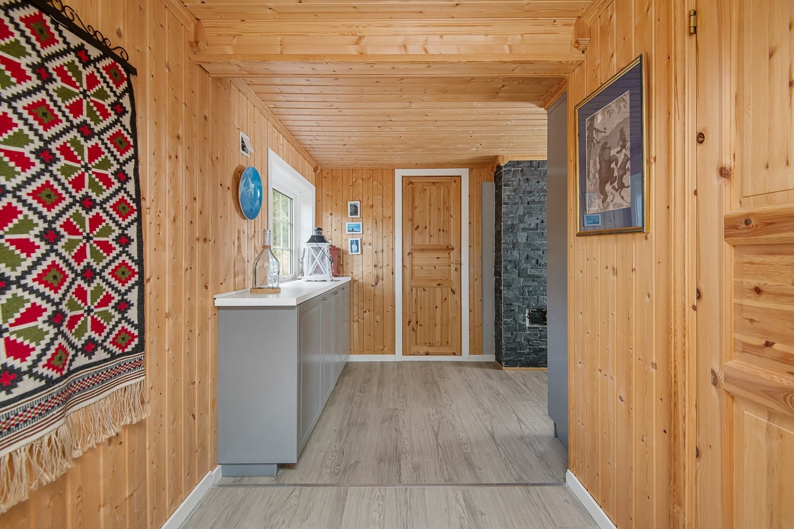 Fra gangen og inn mot kjøkkenet. Galleribilde