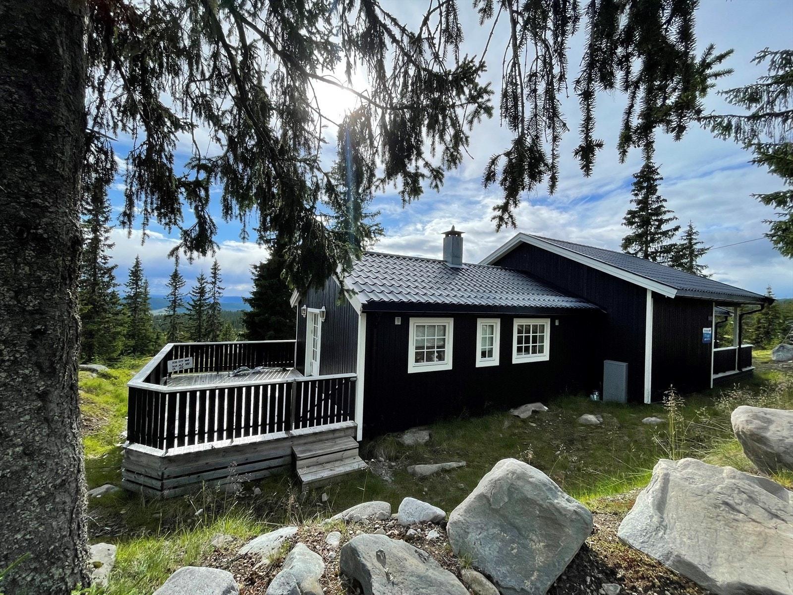 Hytta er forholdsvis skjermet for direkte innsyn, men ligger i et etablert hytteområde med både eldre nyere hytter i området rundt. Galleribilde
