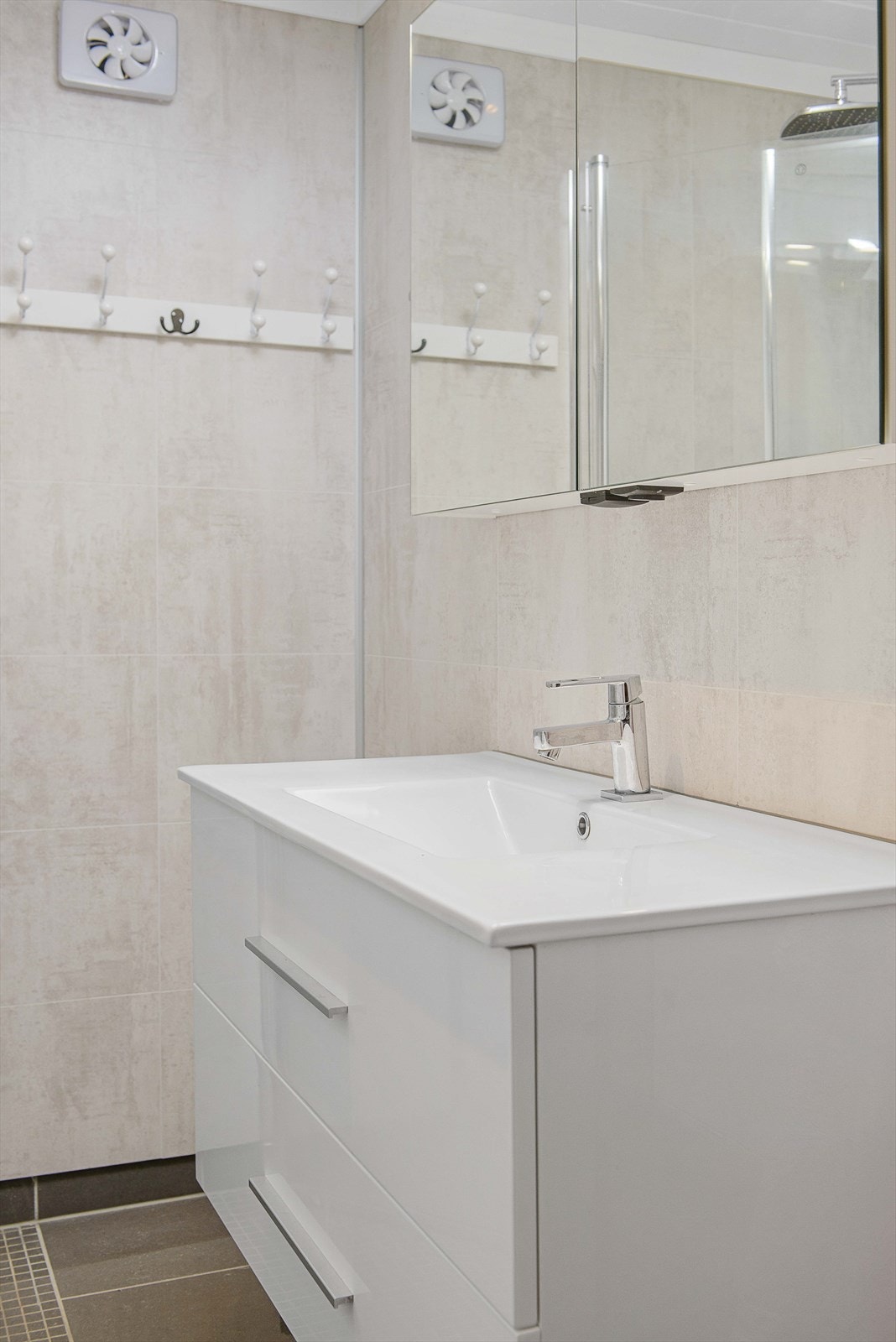 Tidløs stil på badet. Servantinnredning har skuffer for oppbevaring. Galleribilde